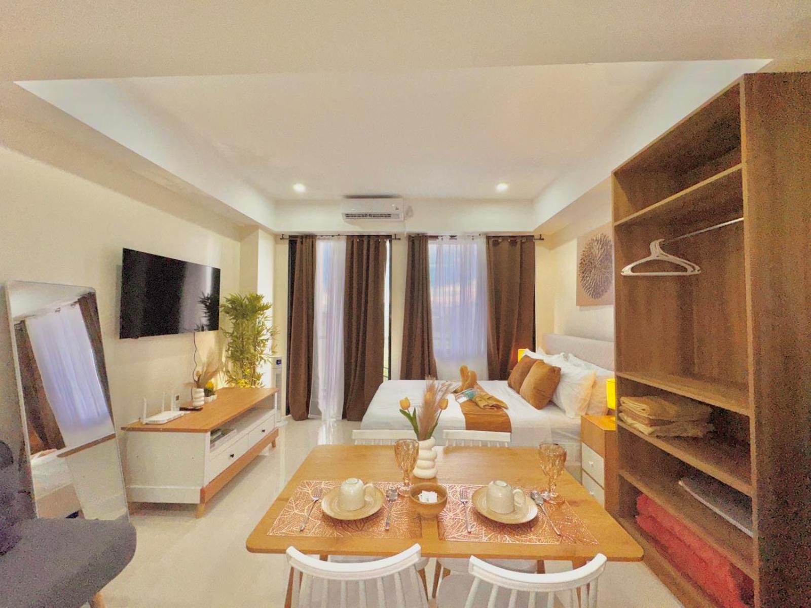 Luxe Bed Free Wi-Fi Movie streaming Pool Gym Near Airport and Mactan Newtown