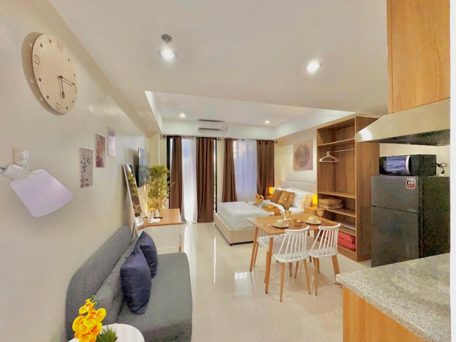 Luxe Bed Free Wi-Fi Movie streaming Pool Gym Near Airport and Mactan Newtown