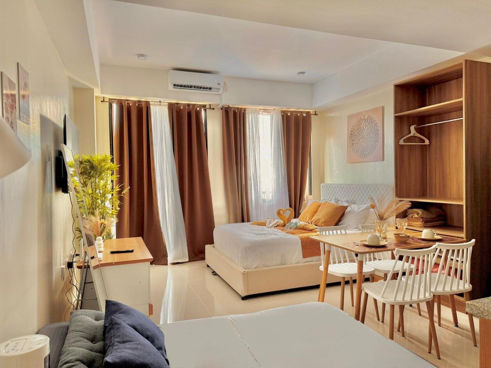 Luxe Bed Free Wi-Fi Movie streaming Pool Gym Near Airport and Mactan Newtown