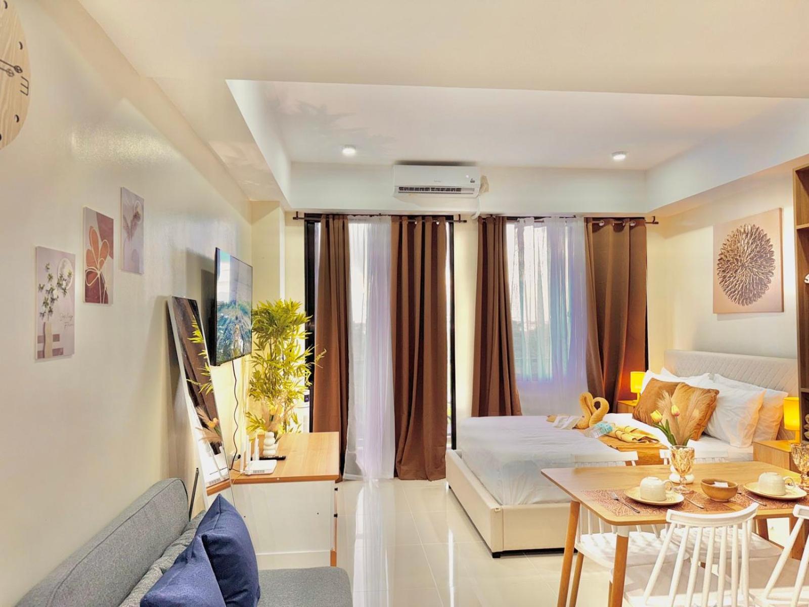 Luxe Bed Free Wi-Fi Movie streaming Pool Gym Near Airport and Mactan Newtown