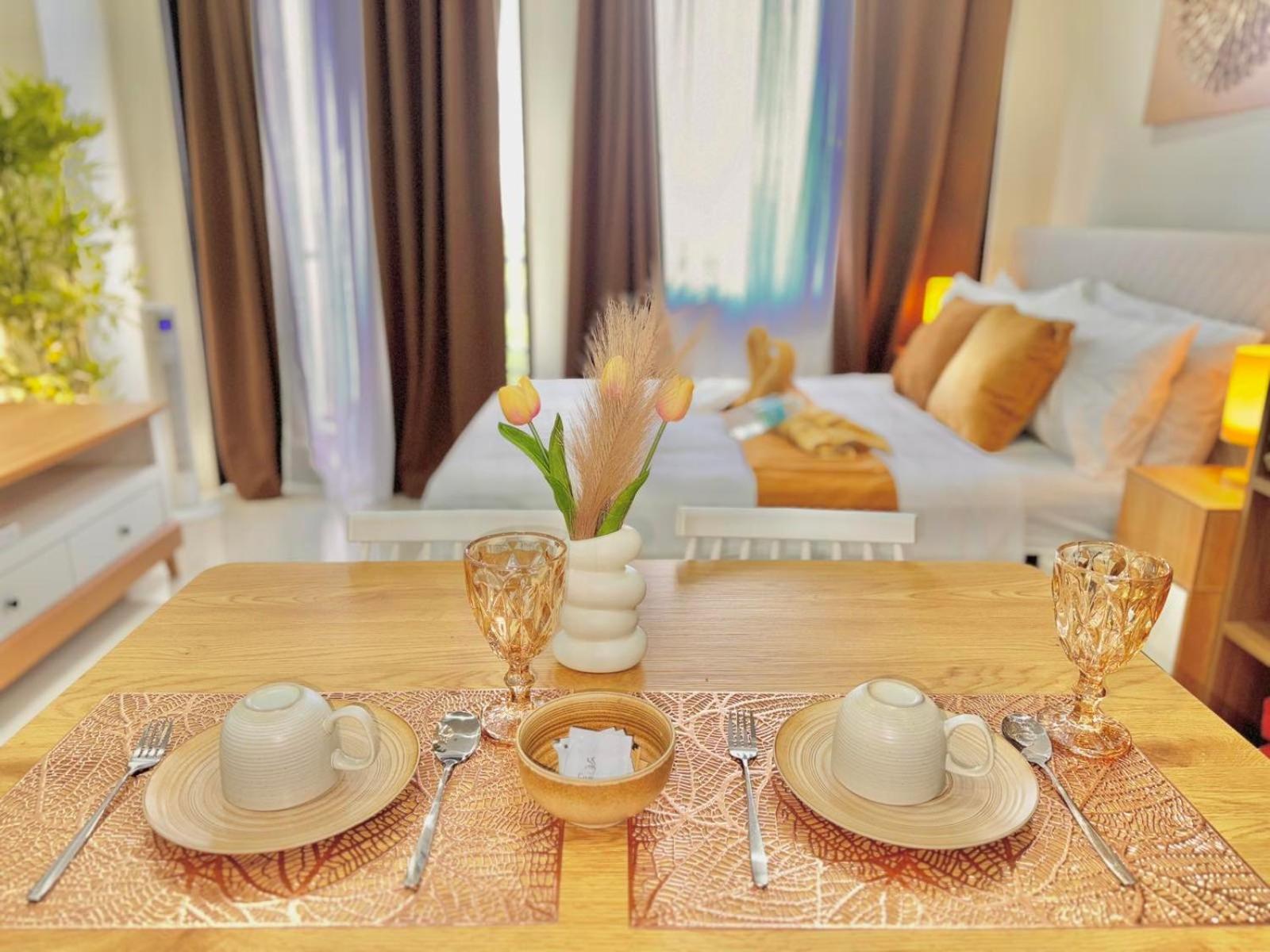 Luxe Bed Free Wi-Fi Movie streaming Pool Gym Near Airport and Mactan Newtown