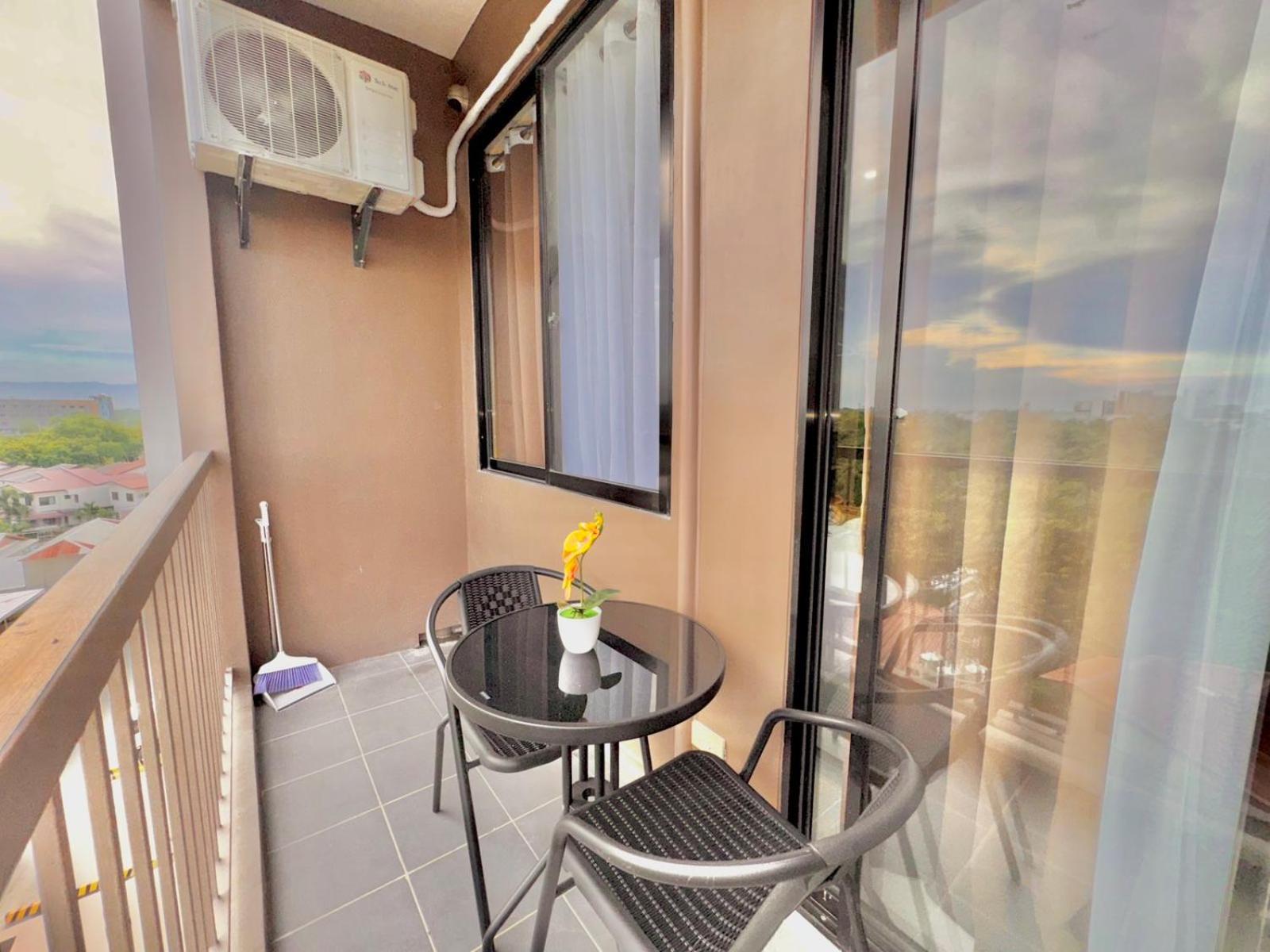 Luxe Bed Free Wi-Fi Movie streaming Pool Gym Near Airport and Mactan Newtown