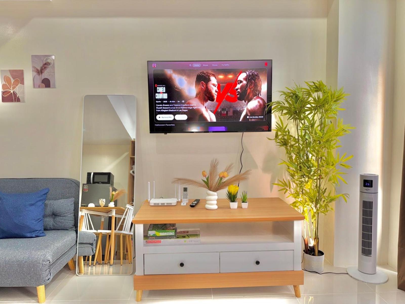 Luxe Bed Free Wi-Fi Movie streaming Pool Gym Near Airport and Mactan Newtown