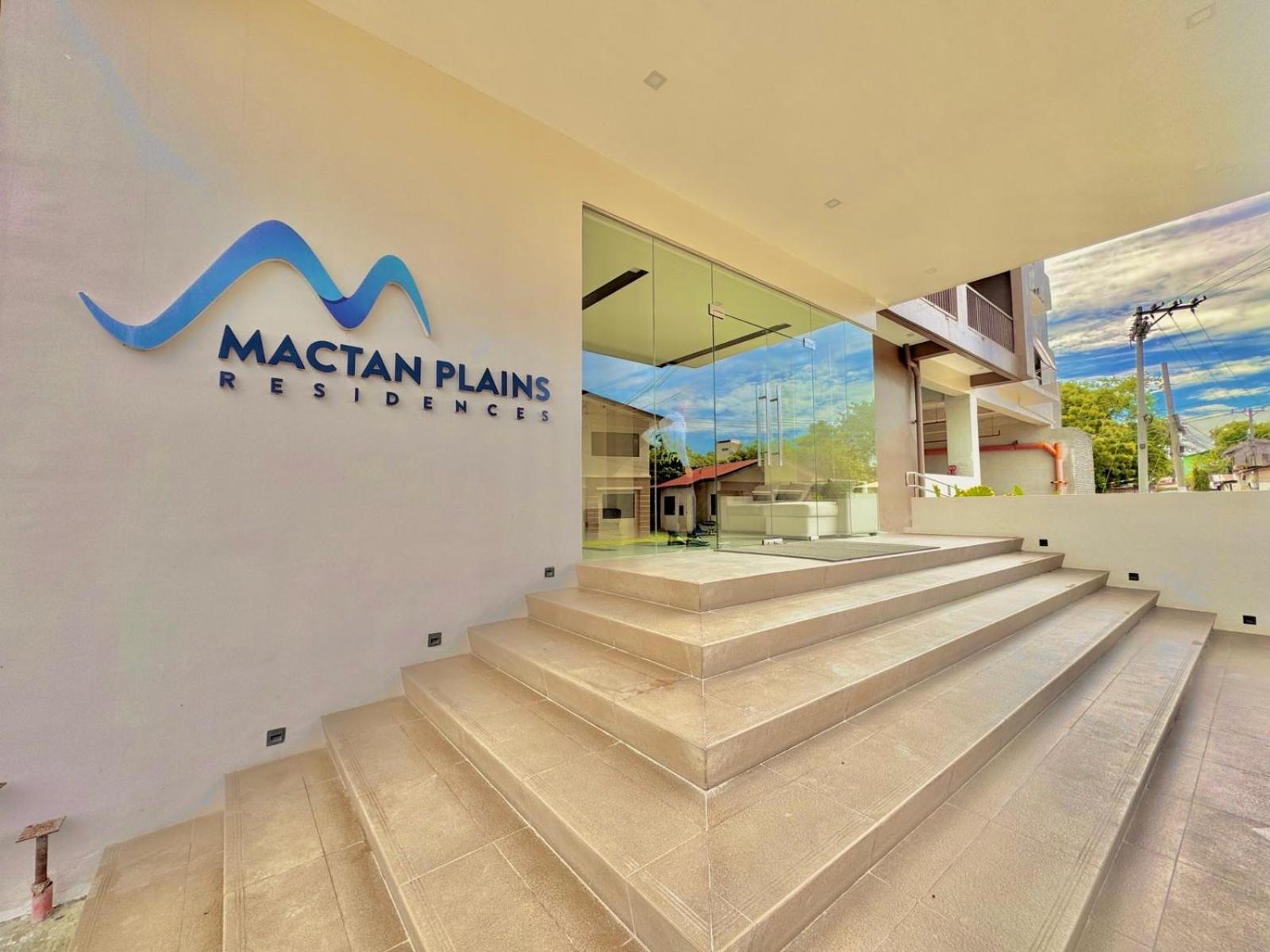 Luxe Bed Free Wi-Fi Movie streaming Pool Gym Near Airport and Mactan Newtown