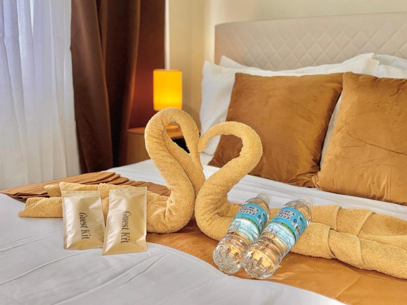 Luxe Bed Free Wi-Fi Movie streaming Pool Gym Near Airport and Mactan Newtown