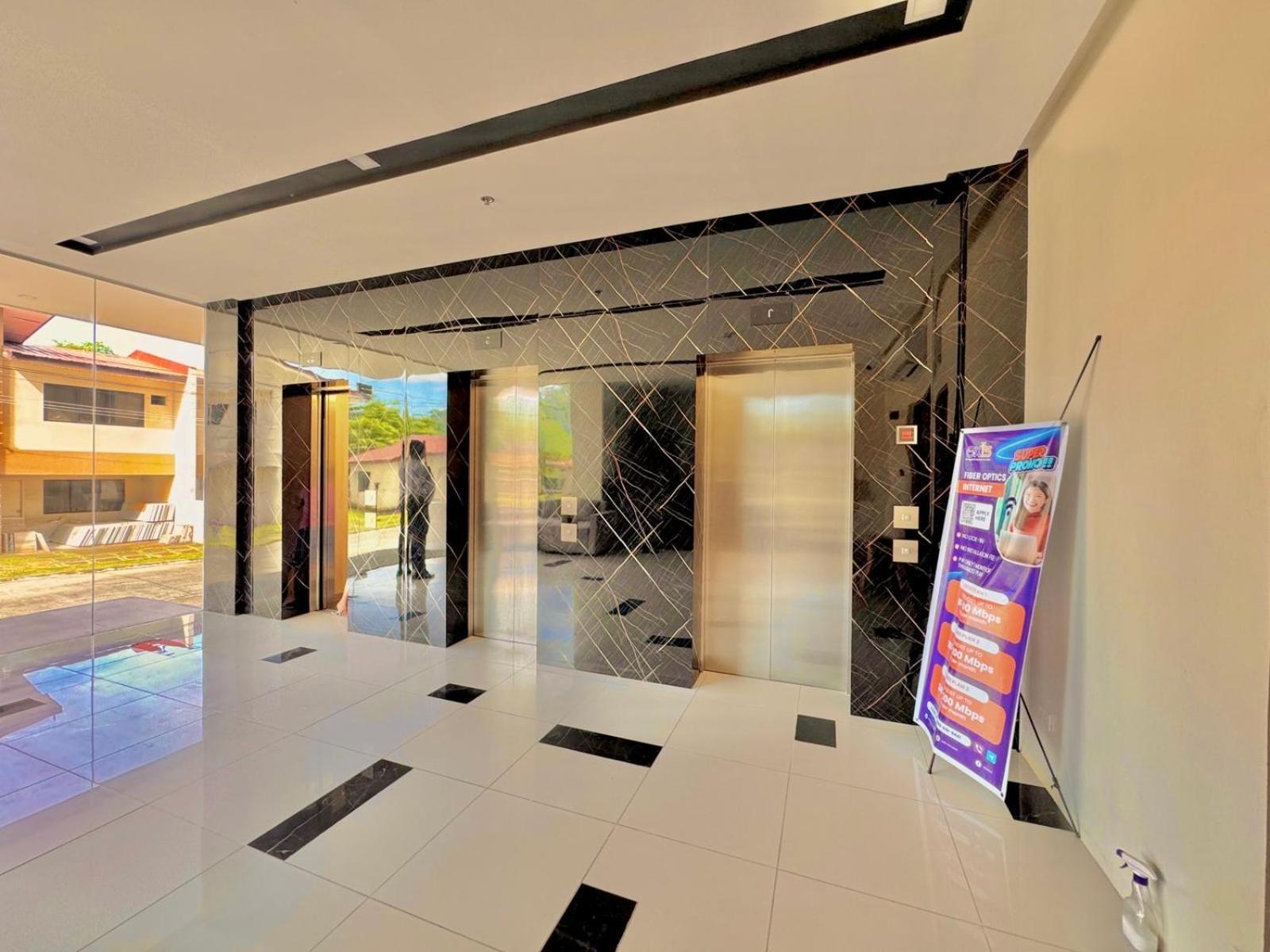Luxe Bed Free Wi-Fi Movie streaming Pool Gym Near Airport and Mactan Newtown