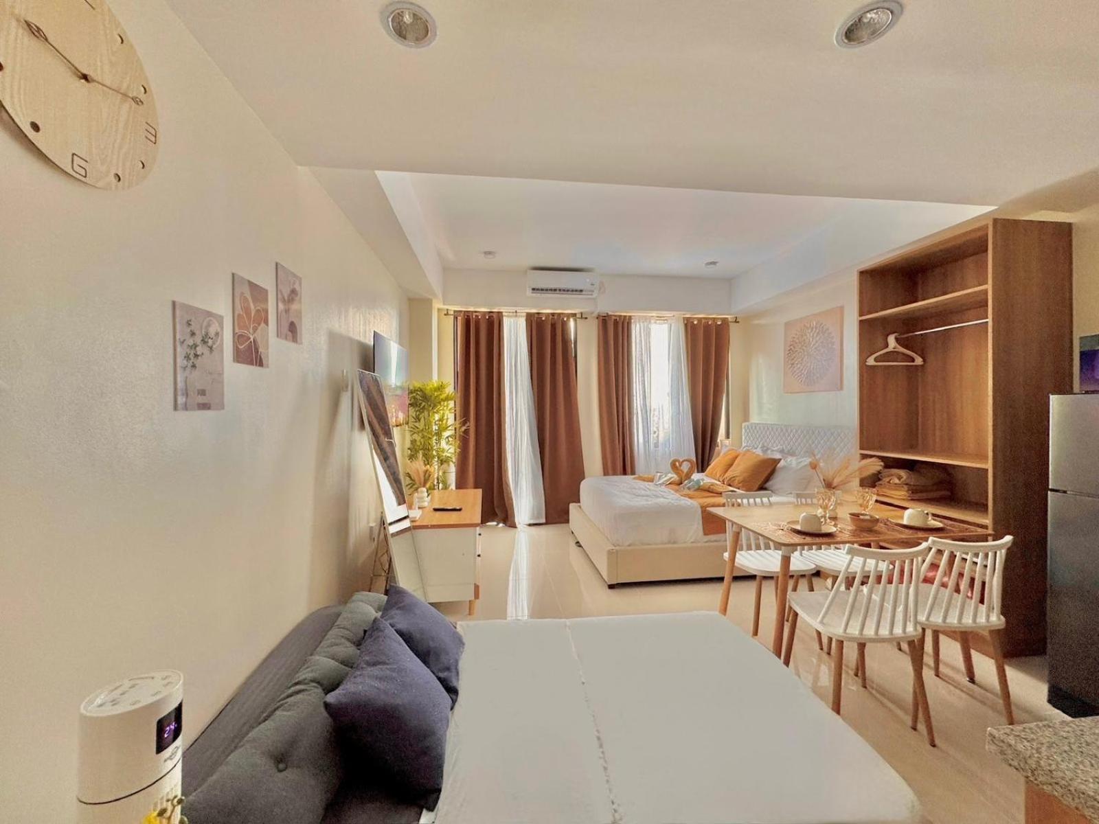Luxe Bed Free Wi-Fi Movie streaming Pool Gym Near Airport and Mactan Newtown