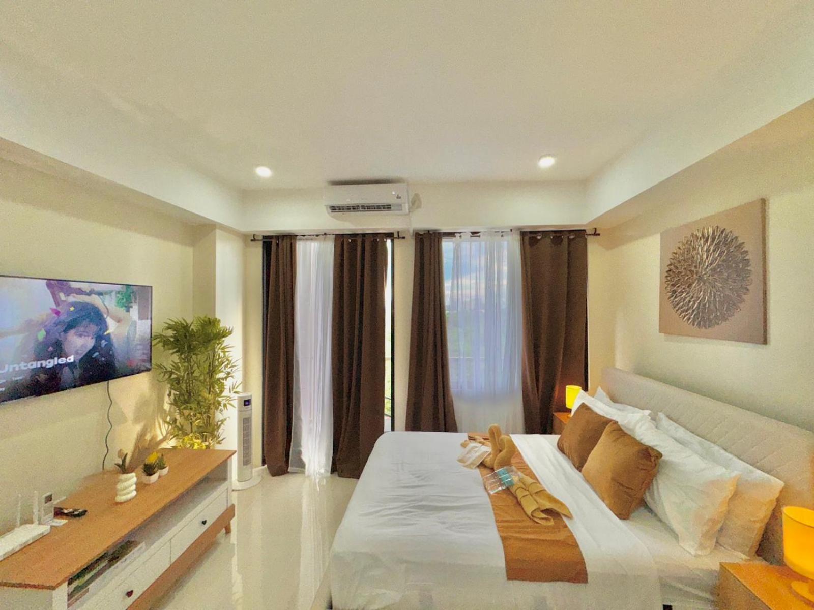 Luxe Bed Free Wi-Fi Movie streaming Pool Gym Near Airport and Mactan Newtown