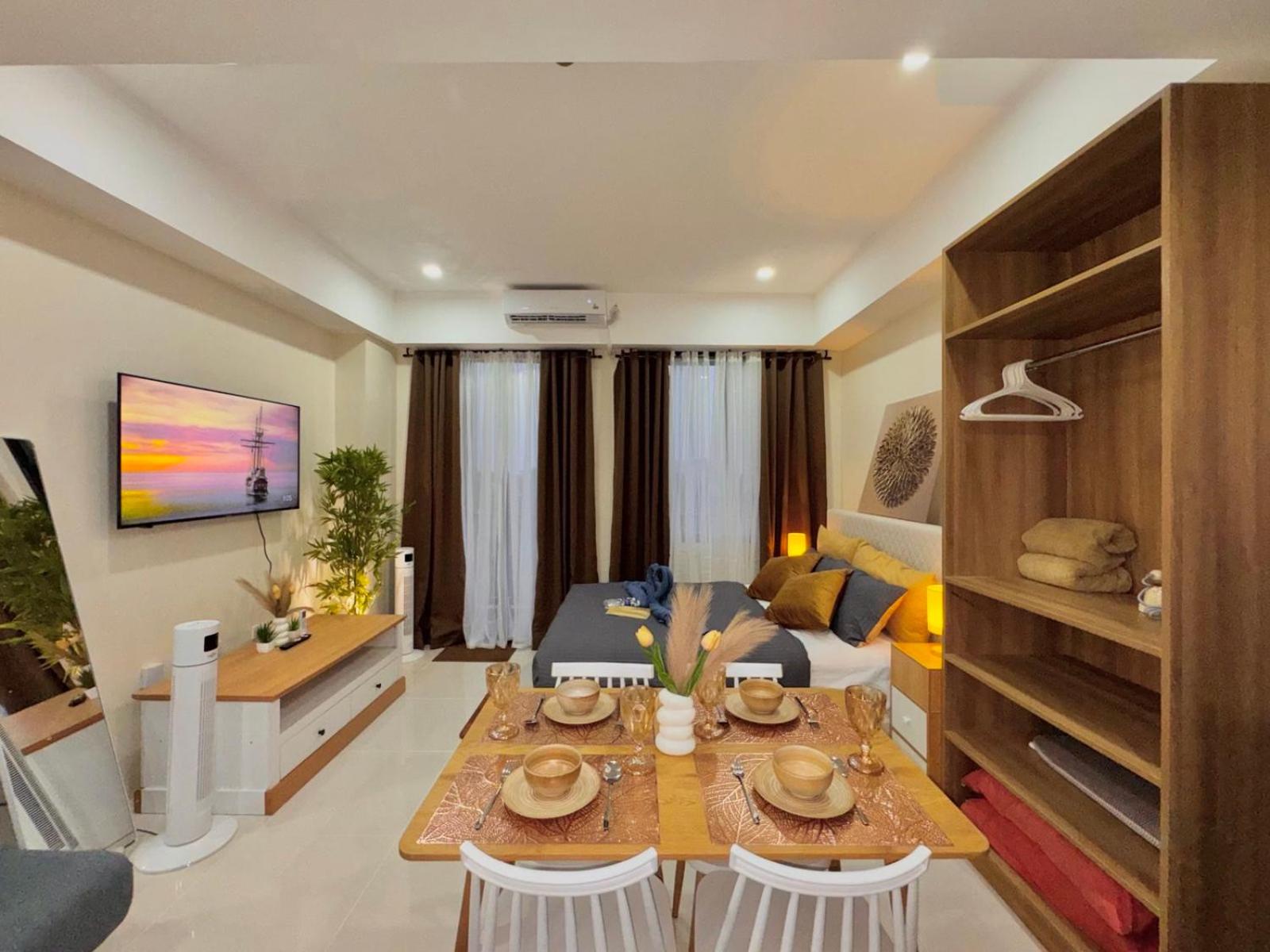 Luxe Bed Free Wi-Fi Movie streaming Pool Gym Near Airport and Mactan Newtown