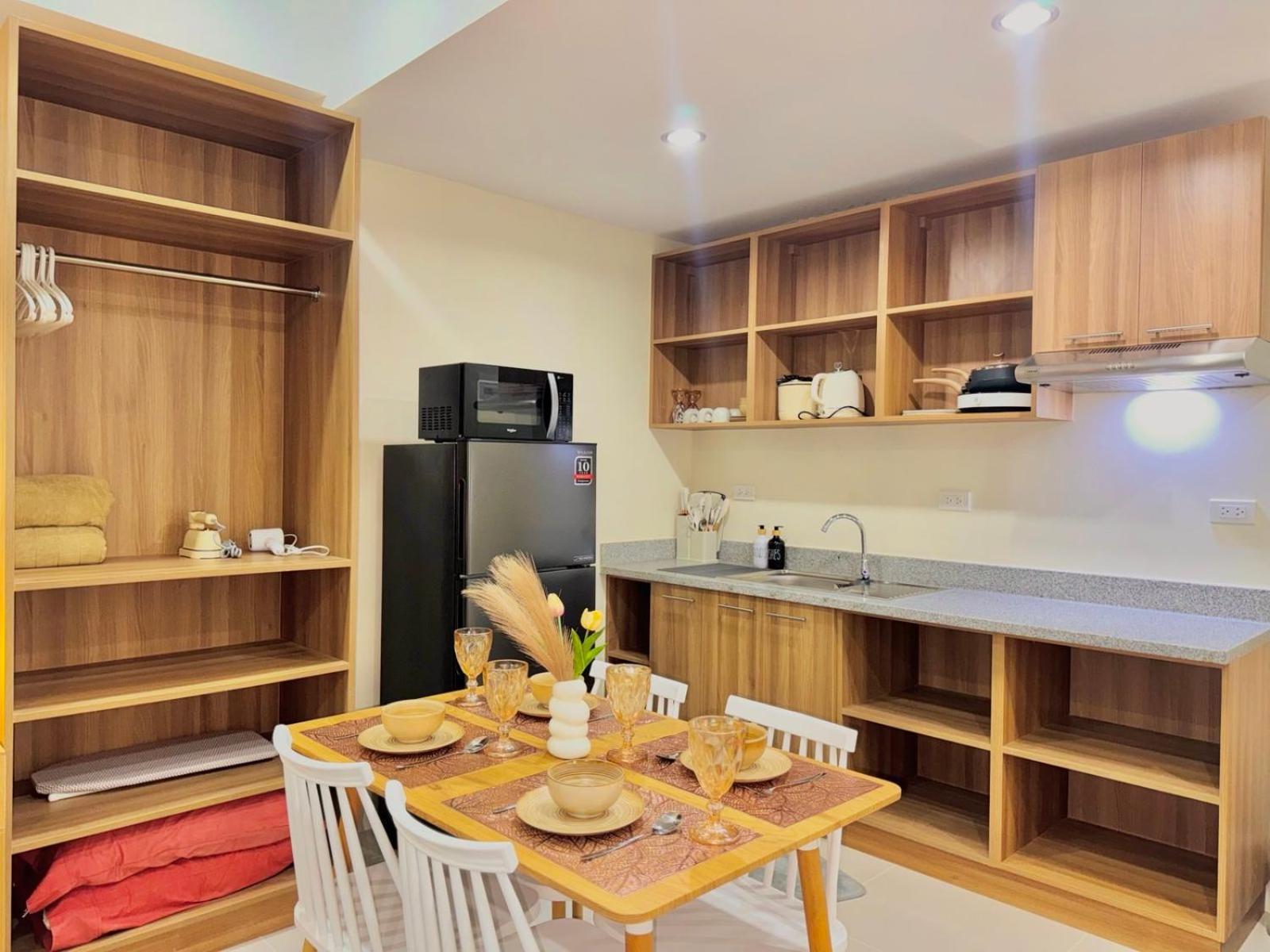 Luxe Bed Free Wi-Fi Movie streaming Pool Gym Near Airport and Mactan Newtown