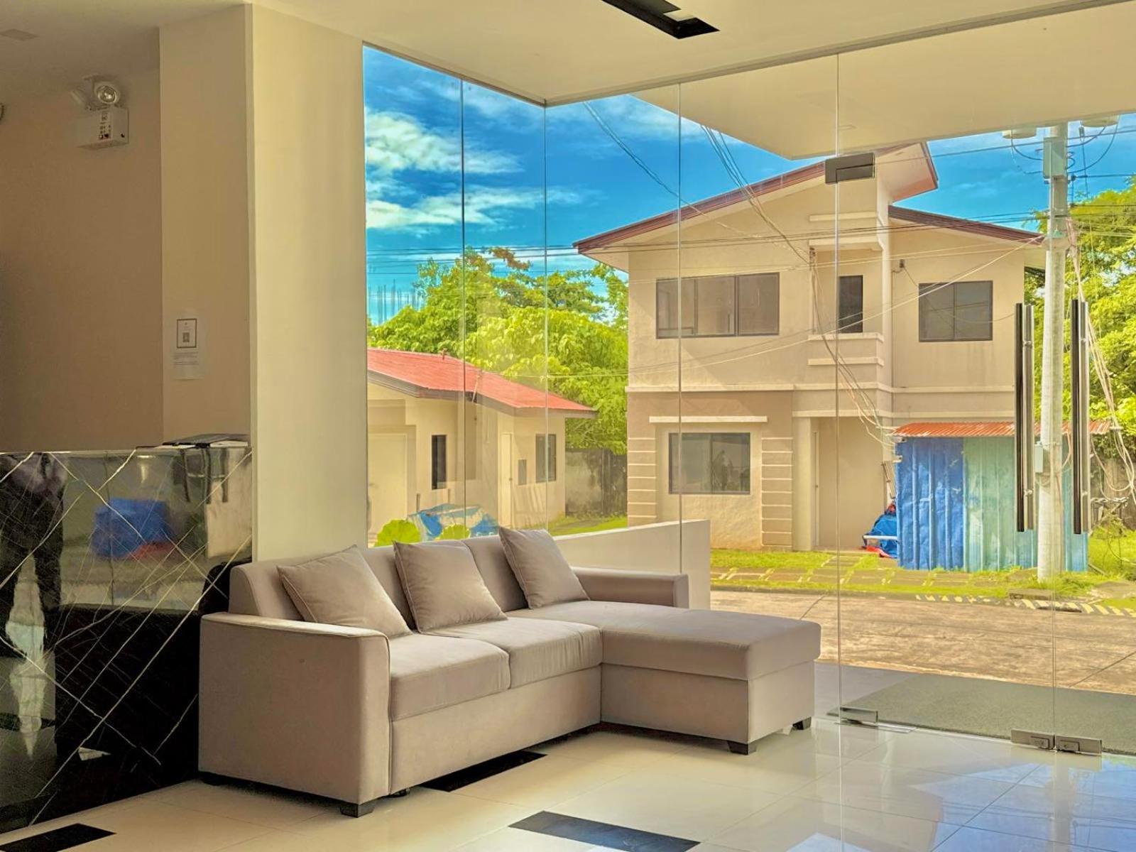 Luxe Bed Free Wi-Fi Movie streaming Pool Gym Near Airport and Mactan Newtown