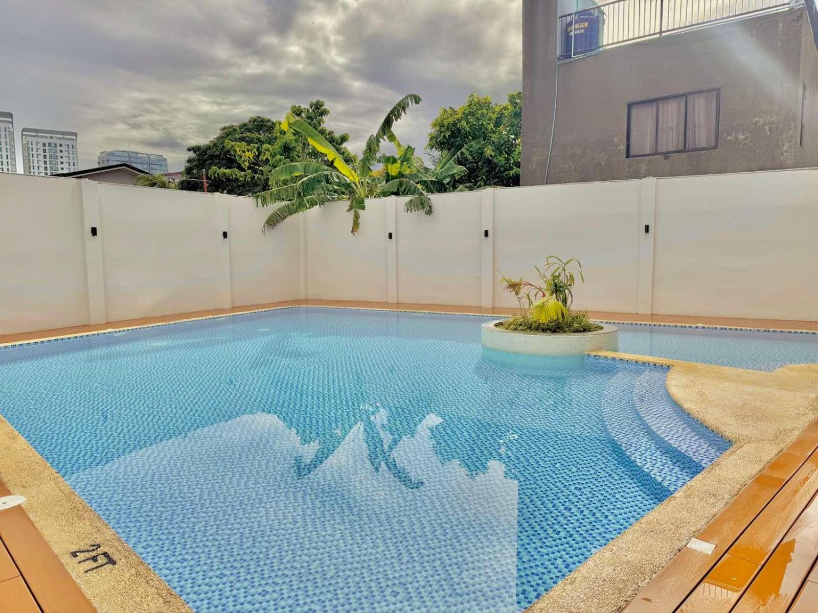Luxe Bed Free Wi-Fi Movie streaming Pool Gym Near Airport and Mactan Newtown