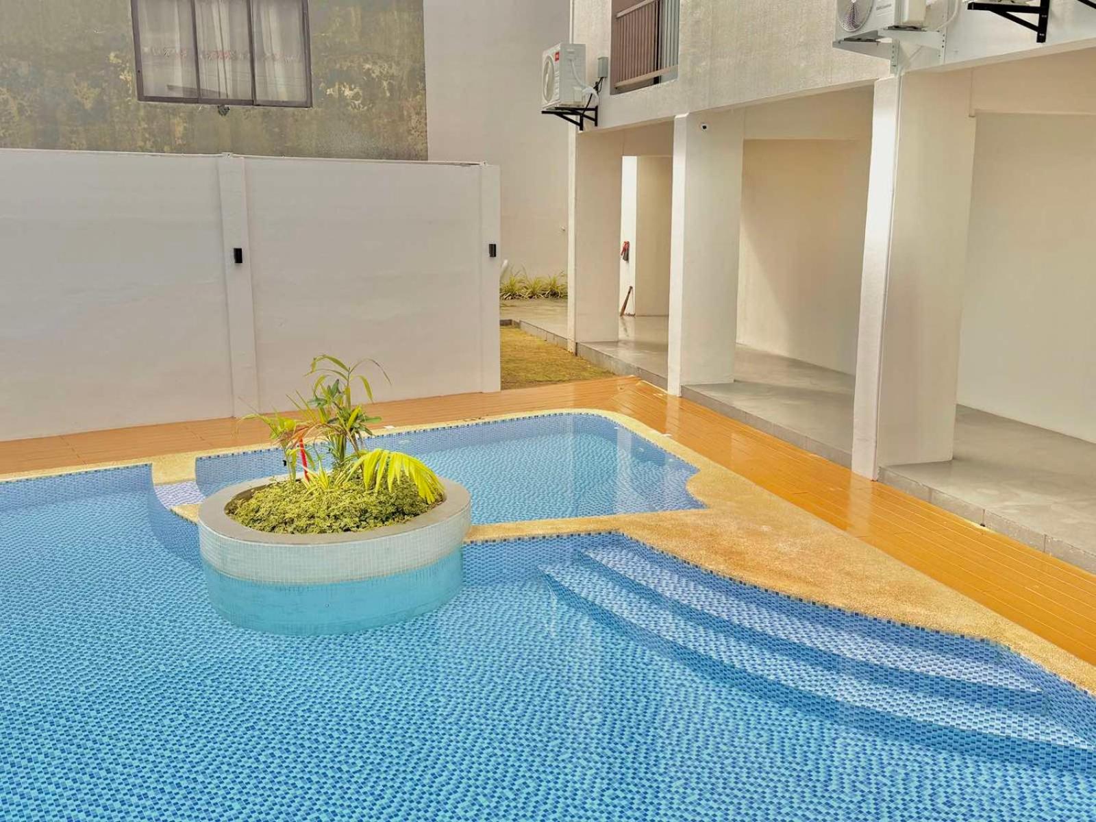 Luxe Bed Free Wi-Fi Movie streaming Pool Gym Near Airport and Mactan Newtown