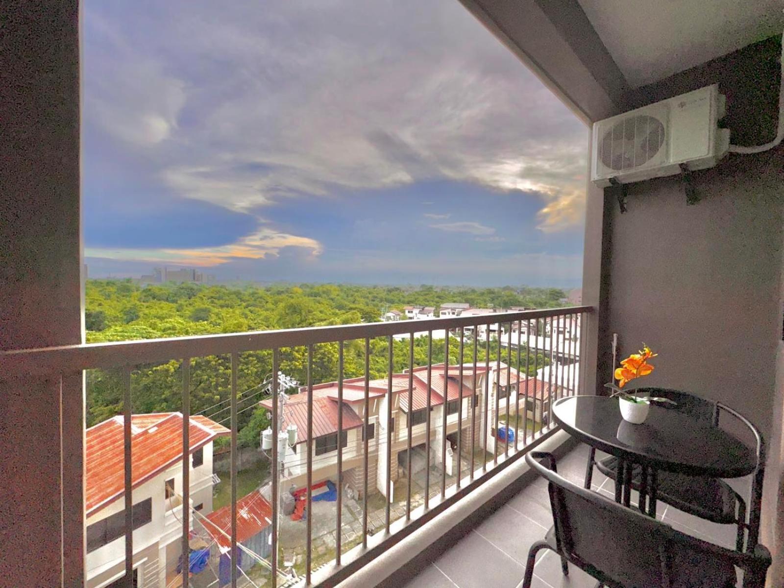 Luxe Bed Free Wi-Fi Movie streaming Pool Gym Near Airport and Mactan Newtown