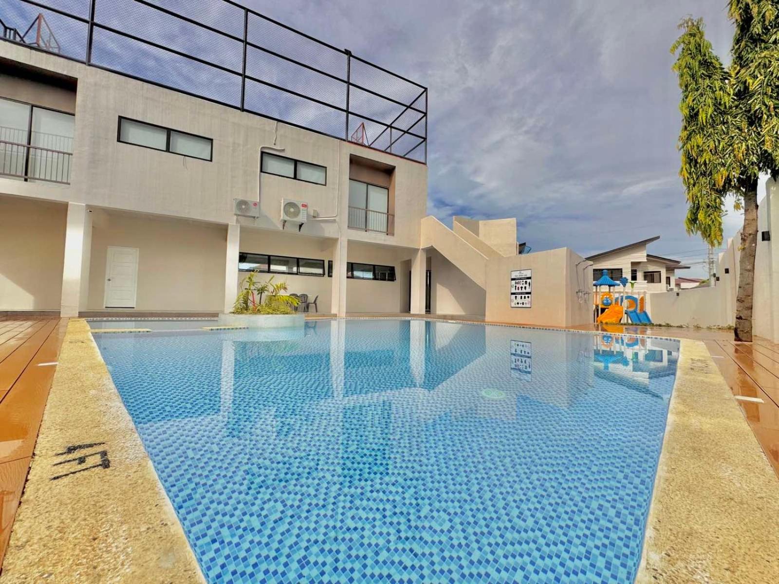Luxe Bed Free Wi-Fi Movie streaming Pool Gym Near Airport and Mactan Newtown