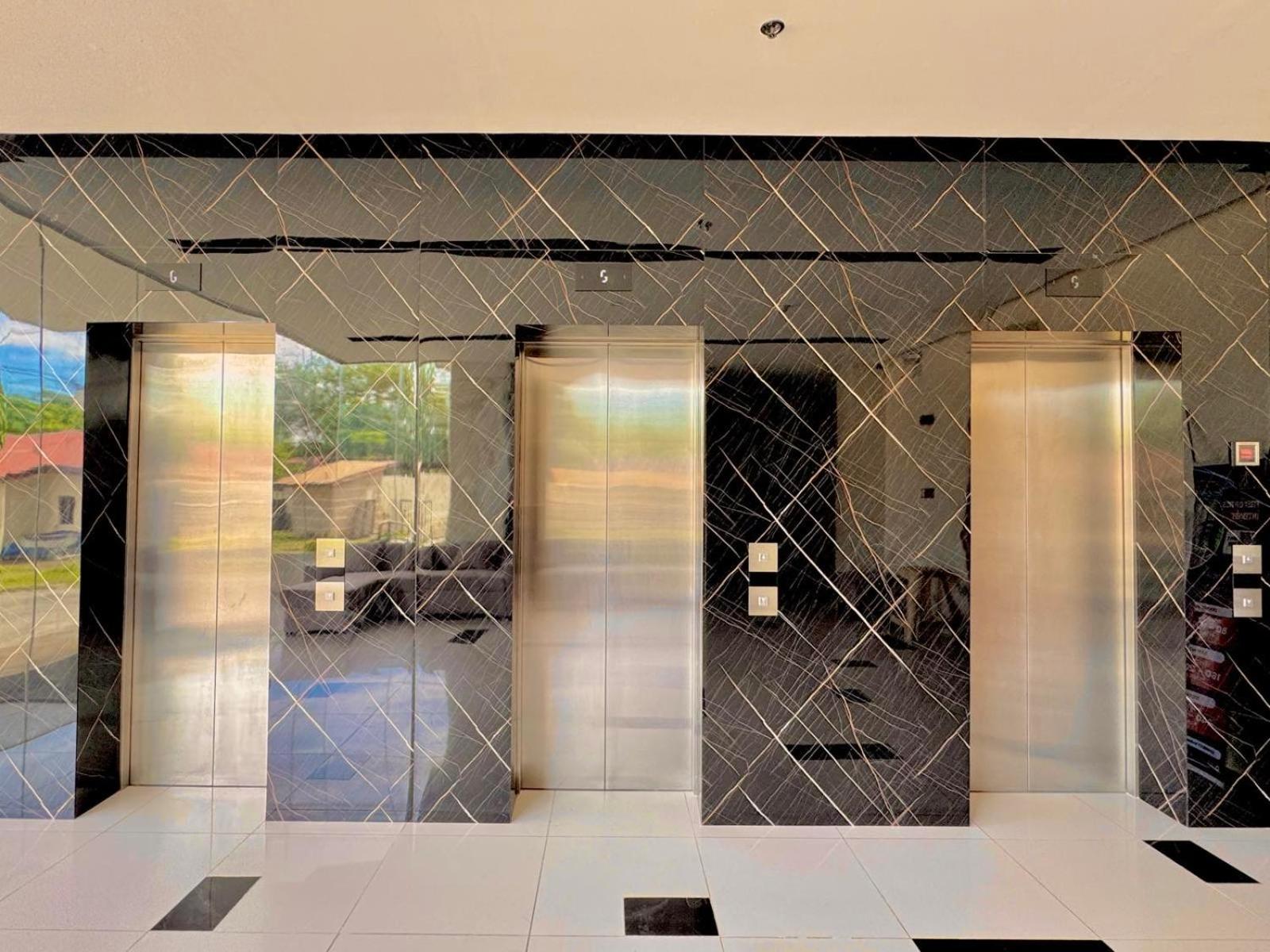 Luxe Bed Free Wi-Fi Movie streaming Pool Gym Near Airport and Mactan Newtown