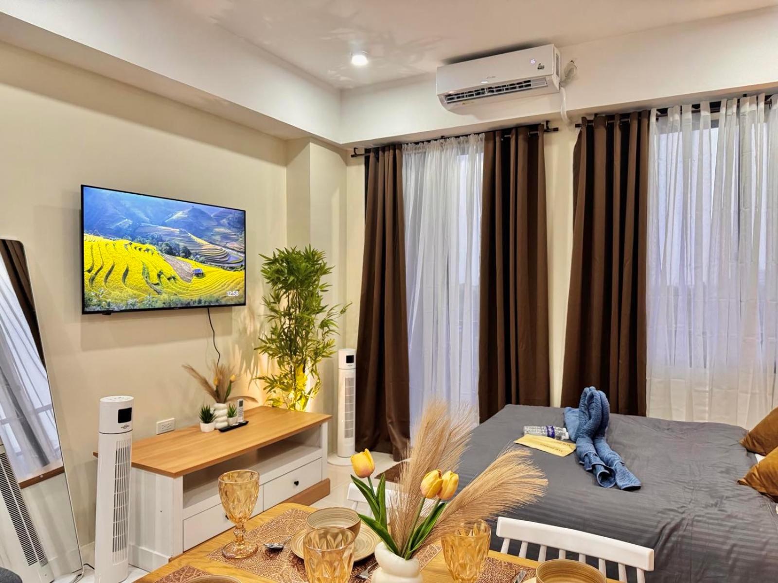 Luxe Bed Free Wi-Fi Movie streaming Pool Gym Near Airport and Mactan Newtown