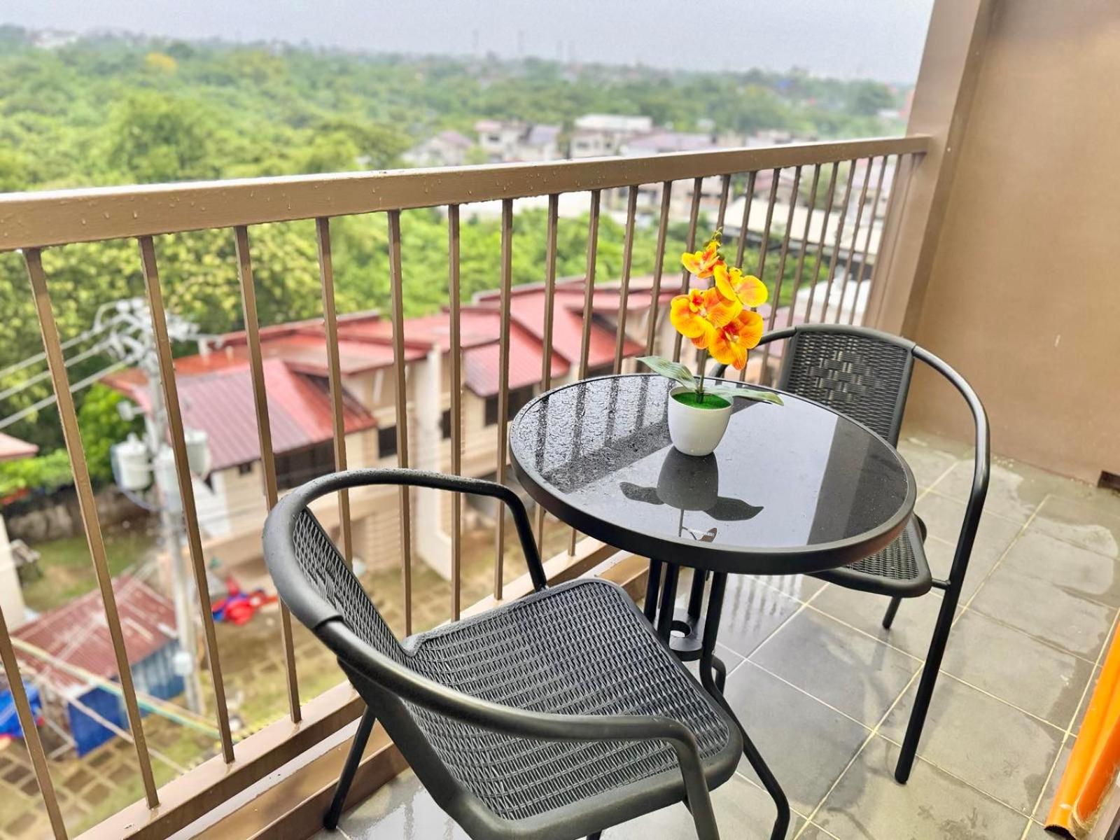 Luxe Bed Free Wi-Fi Movie streaming Pool Gym Near Airport and Mactan Newtown