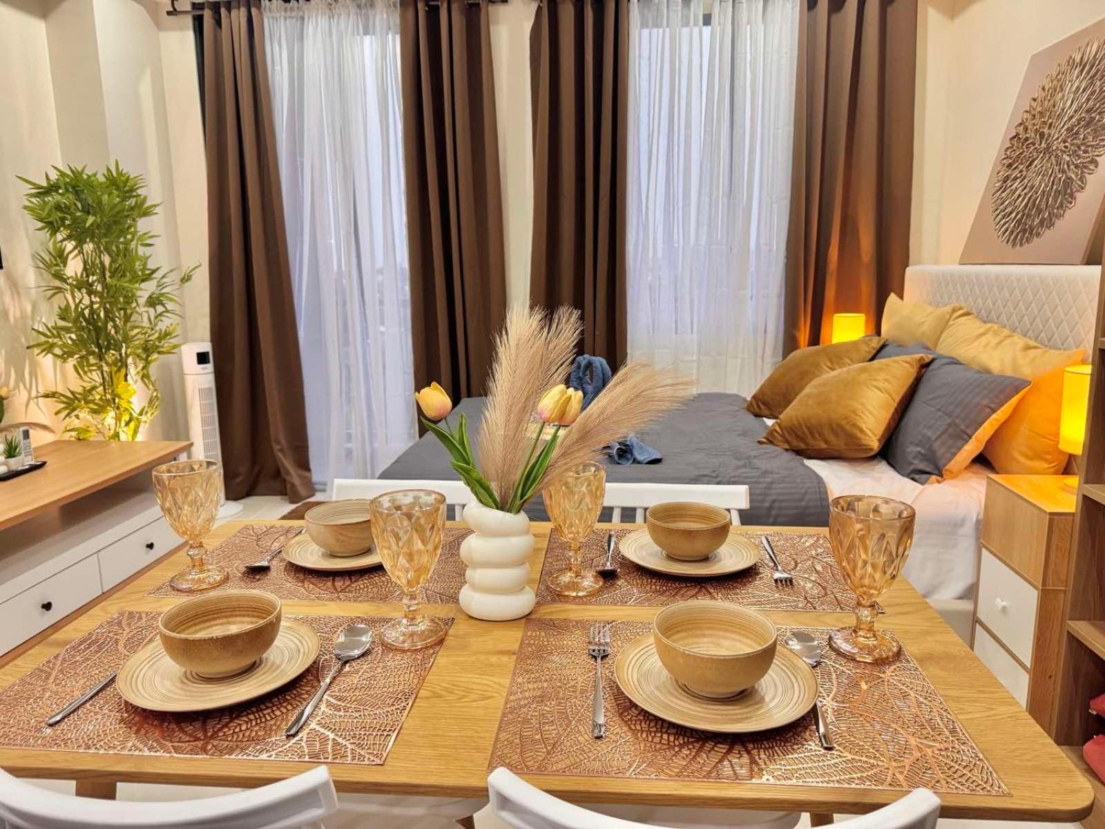 Luxe Bed Free Wi-Fi Movie streaming Pool Gym Near Airport and Mactan Newtown