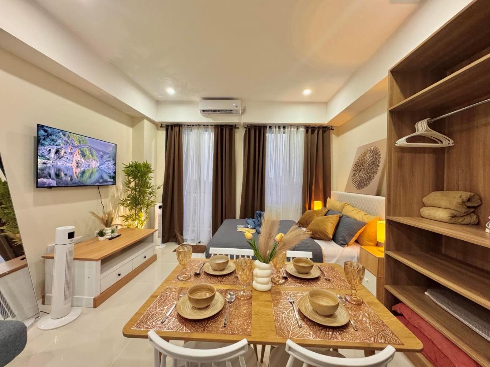 Luxe Bed Free Wi-Fi Movie streaming Pool Gym Near Airport and Mactan Newtown