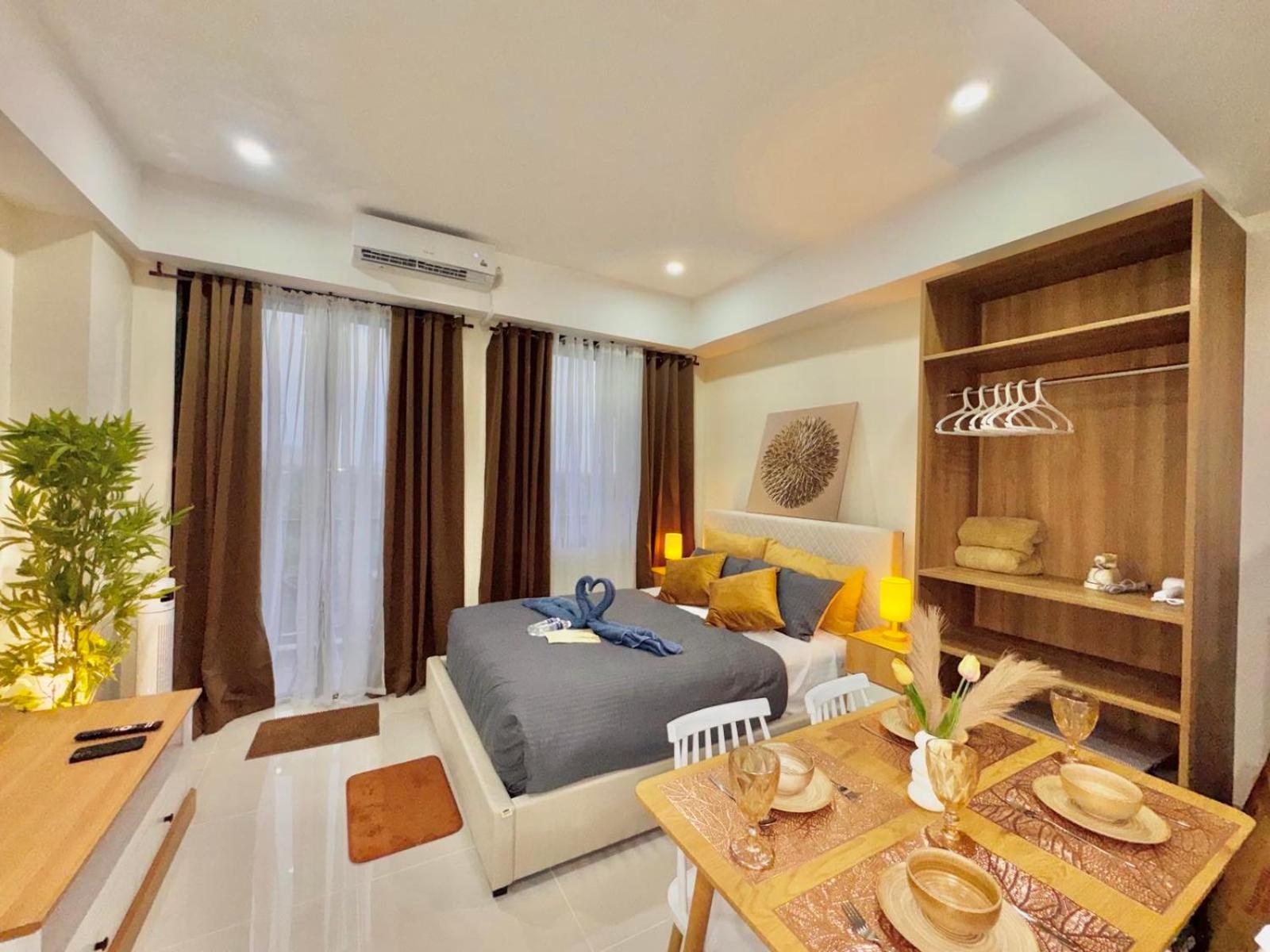 Luxe Bed Free Wi-Fi Movie streaming Pool Gym Near Airport and Mactan Newtown
