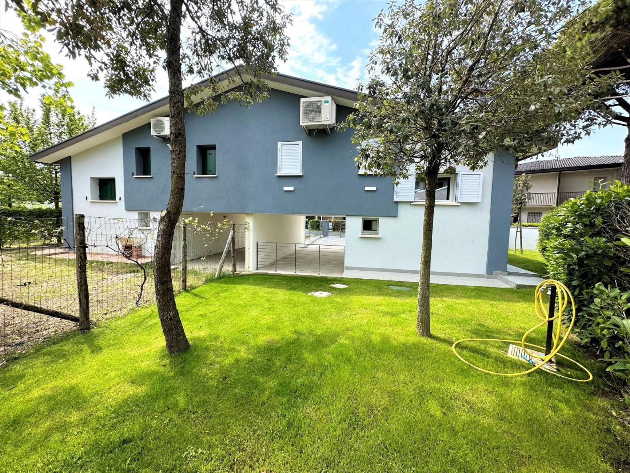Quiet villa with private garden and BBQ