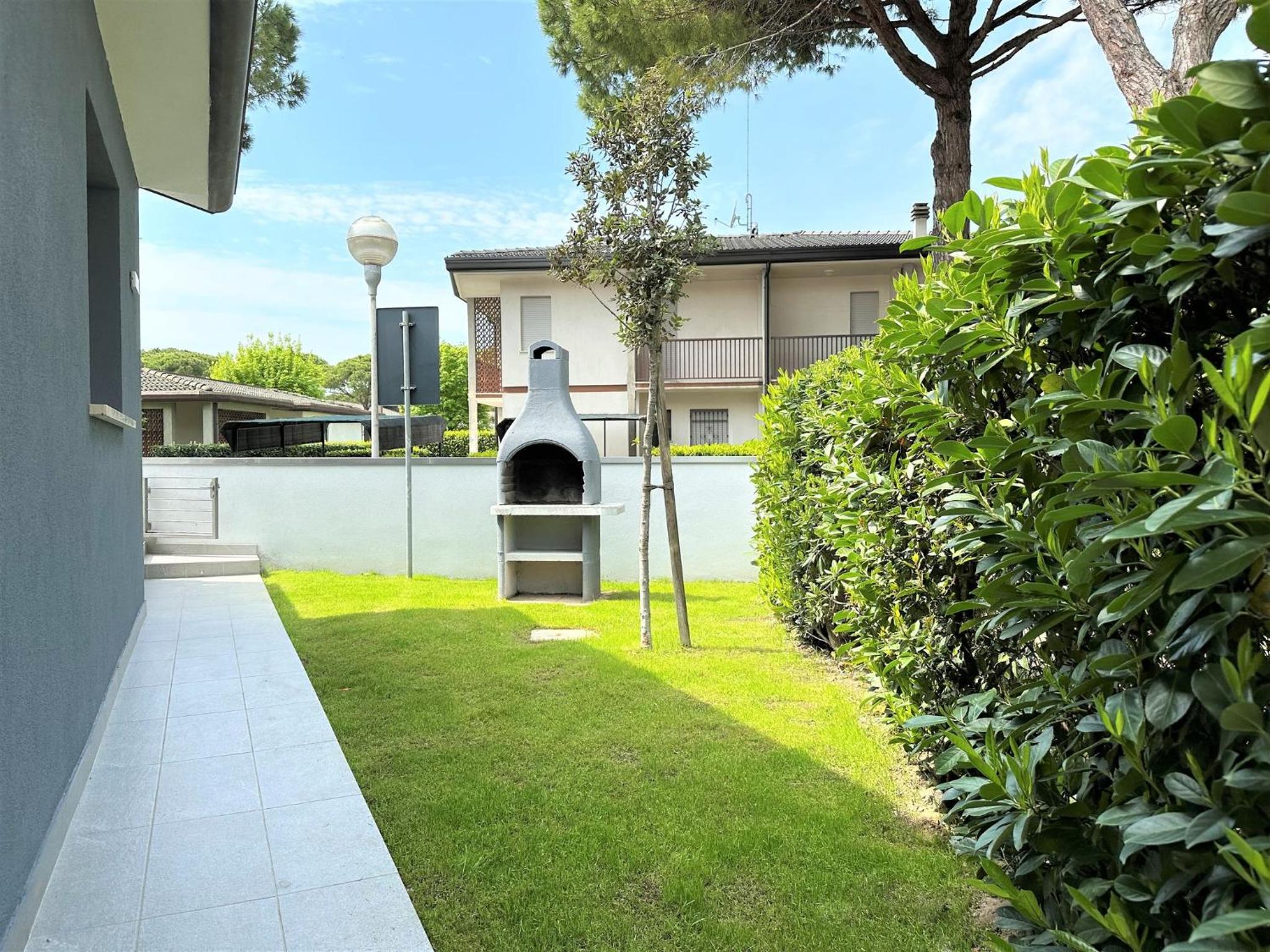 Quiet villa with private garden and BBQ