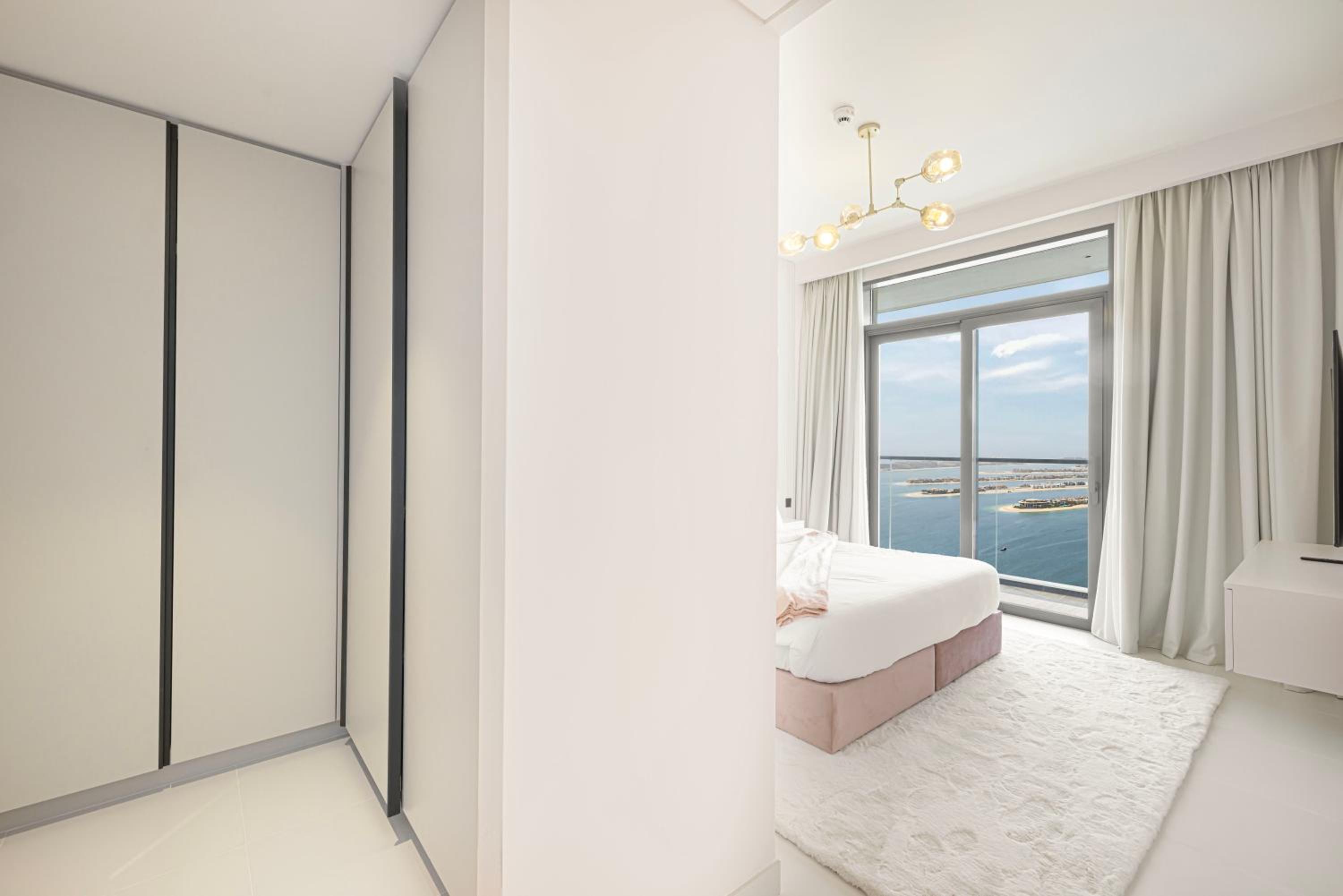 Luxury 3BR Palm Views at Emaar Beachfront