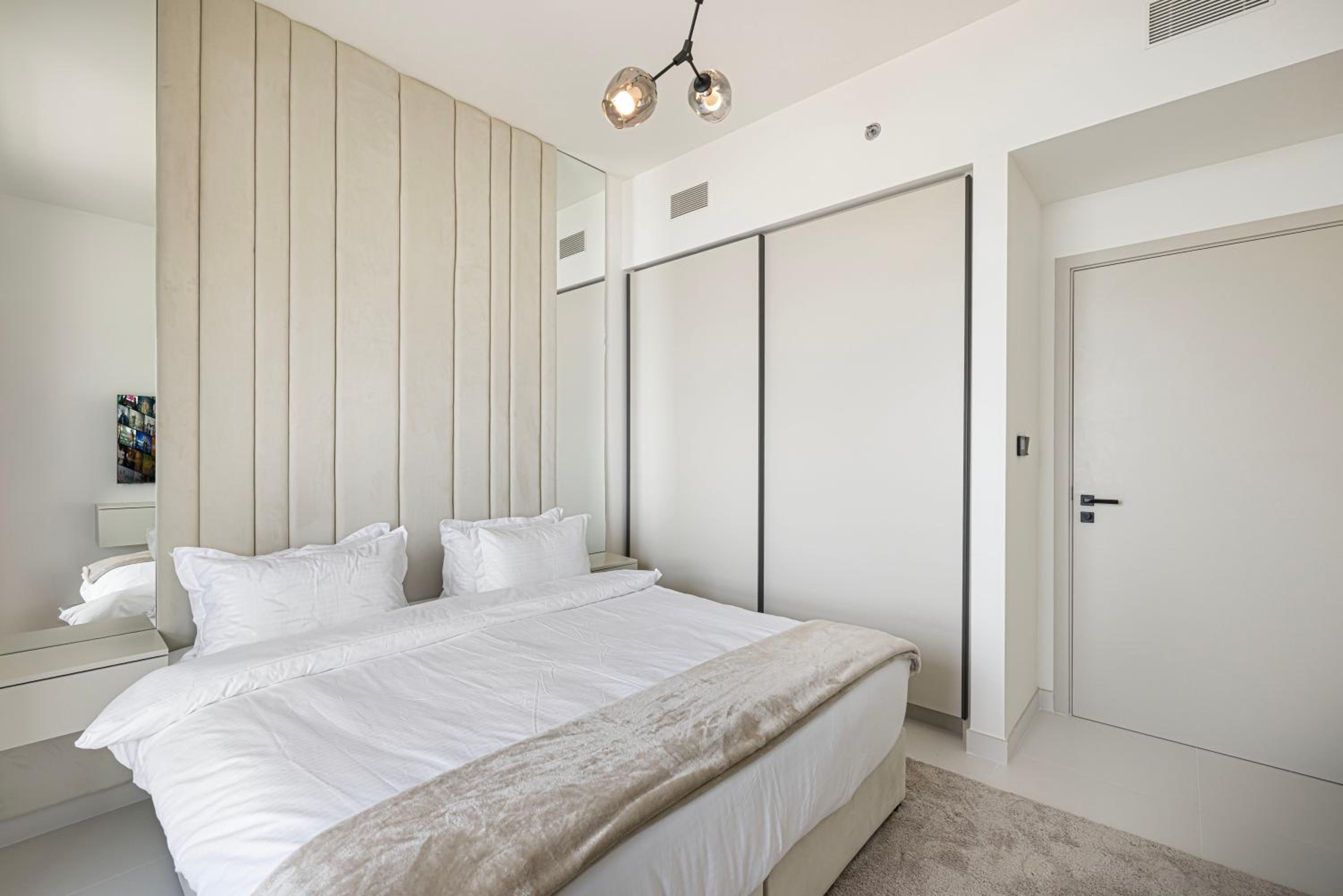 Luxury 3BR Palm Views at Emaar Beachfront