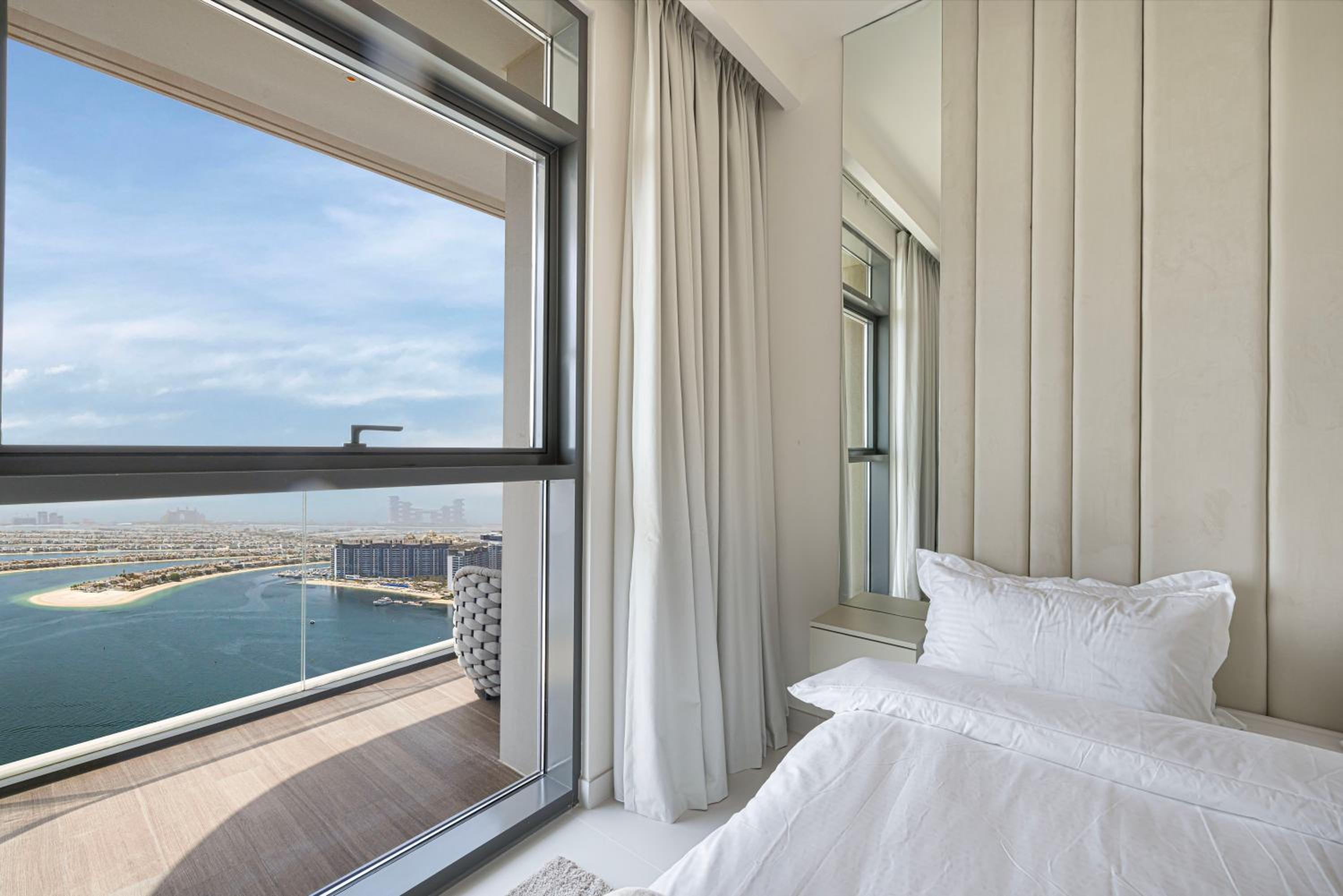 Luxury 3BR Palm Views at Emaar Beachfront