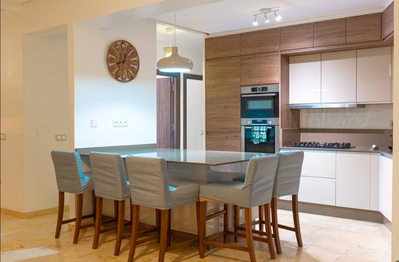 Gueliz BEST Residence Nour!! 3 Bedrooms Large Modern Apartment, walking distance to train station and everything