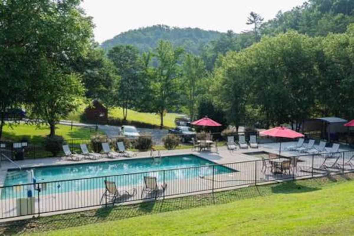 Luxury Cabin with Hot Tub and Resort Access