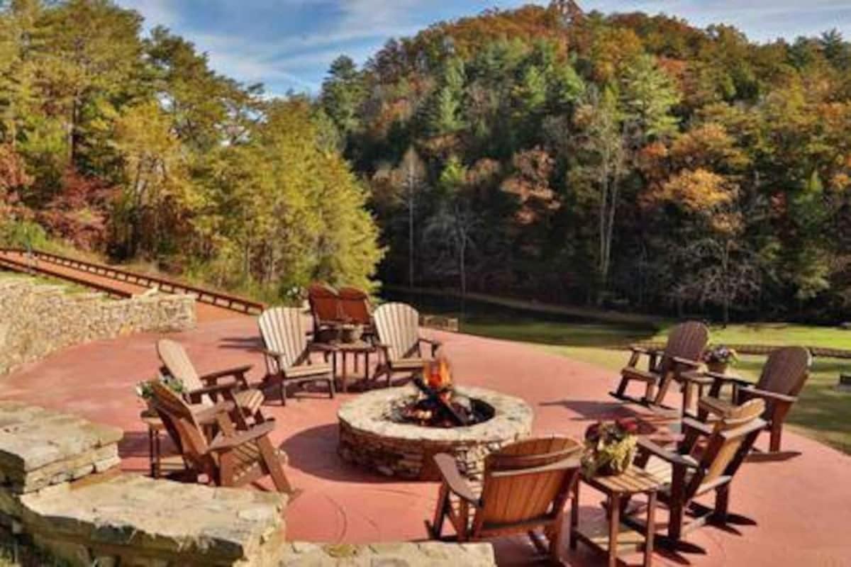 Luxury Cabin with Hot Tub and Resort Access