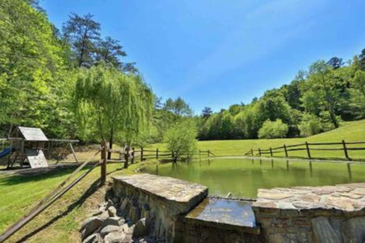 Luxury Cabin with Hot Tub and Resort Access