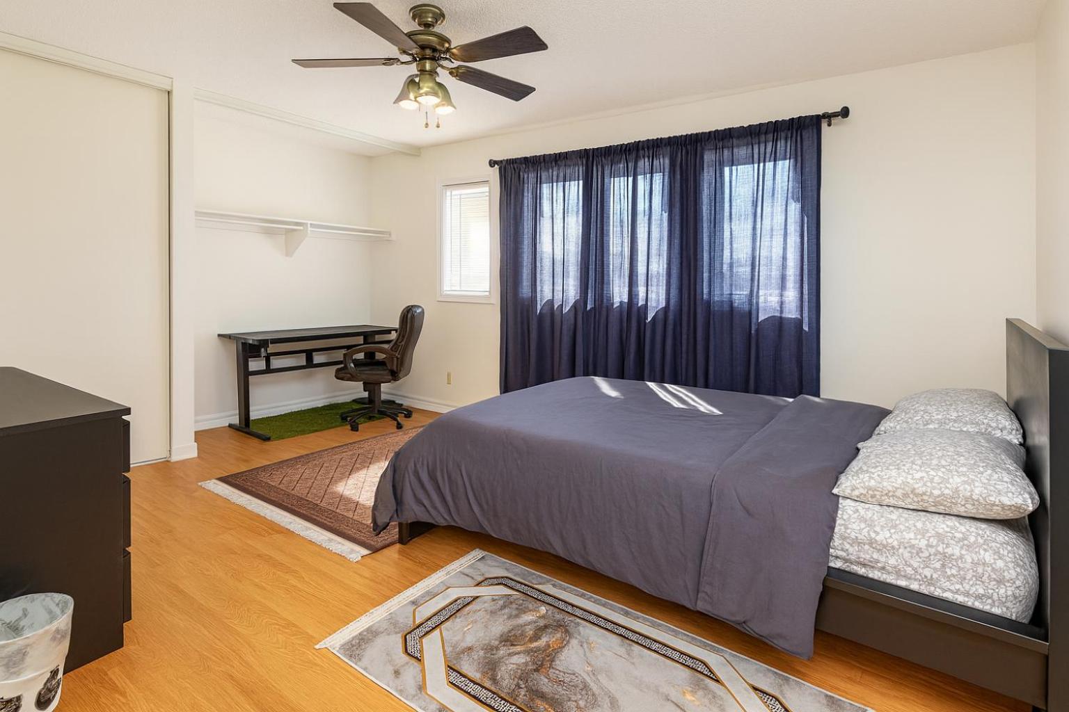 Cozy & Spacious 4BR Orangeville Home with Free Parking, Laundry & Patio! 10 Min Walk to Headwaters Hospital, 5 Min Drive to Mount Alverno! Ideal for Medica