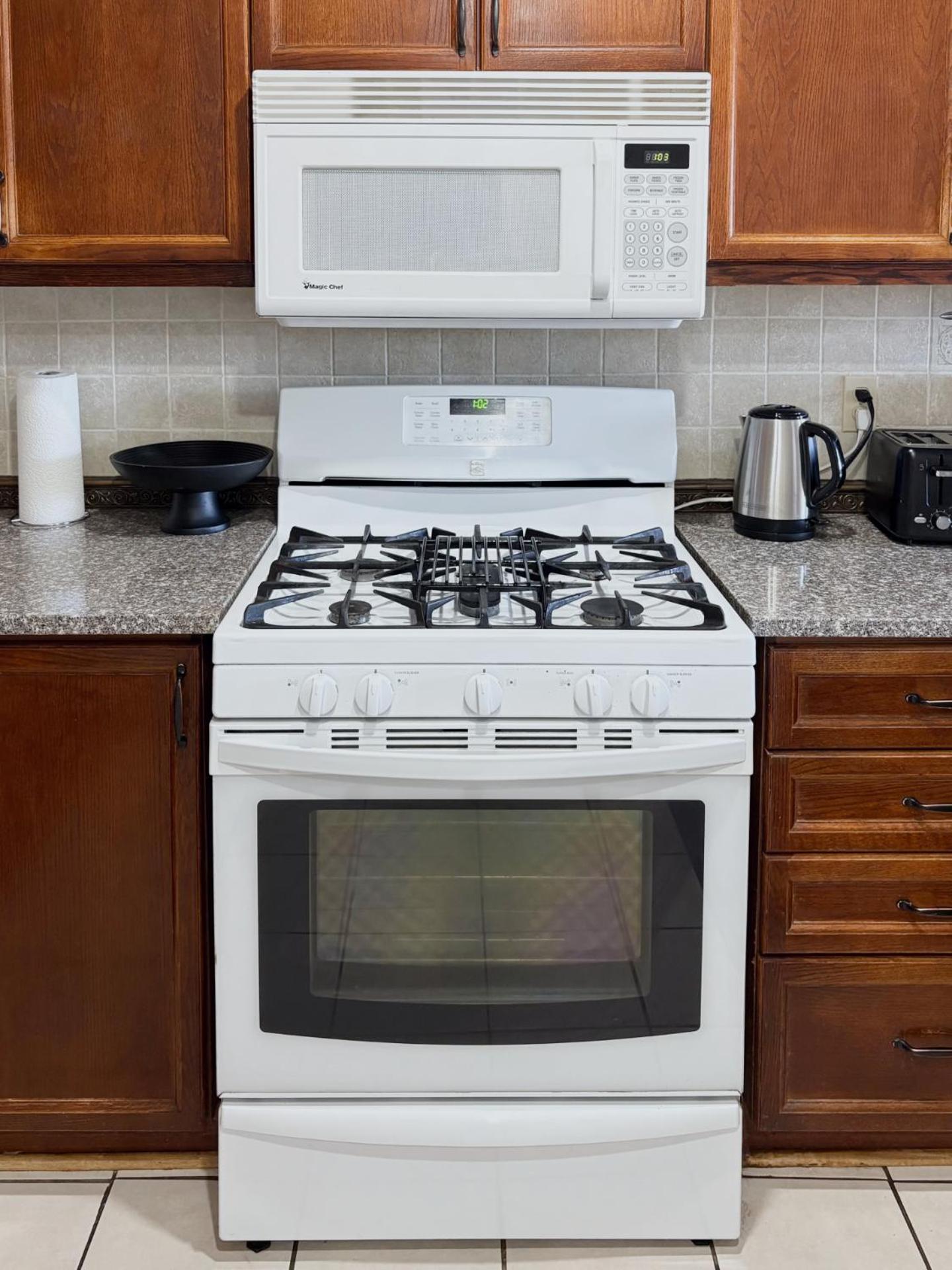 Cozy & Spacious 4BR Orangeville Home with Free Parking, Laundry & Patio! 10 Min Walk to Headwaters Hospital, 5 Min Drive to Mount Alverno! Ideal for Medica
