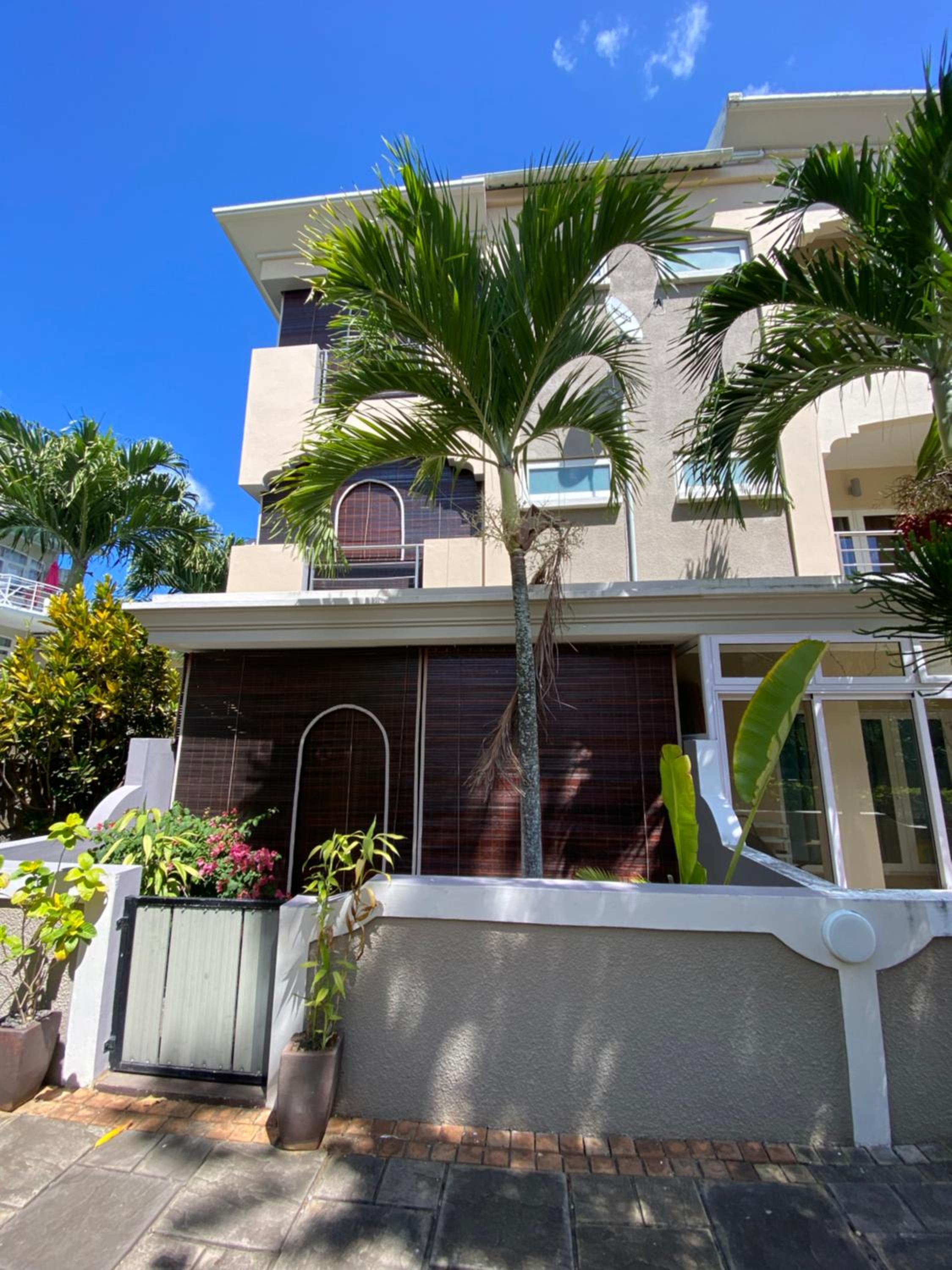 Waterside Complex - Beachfront Villa in Grand Baie