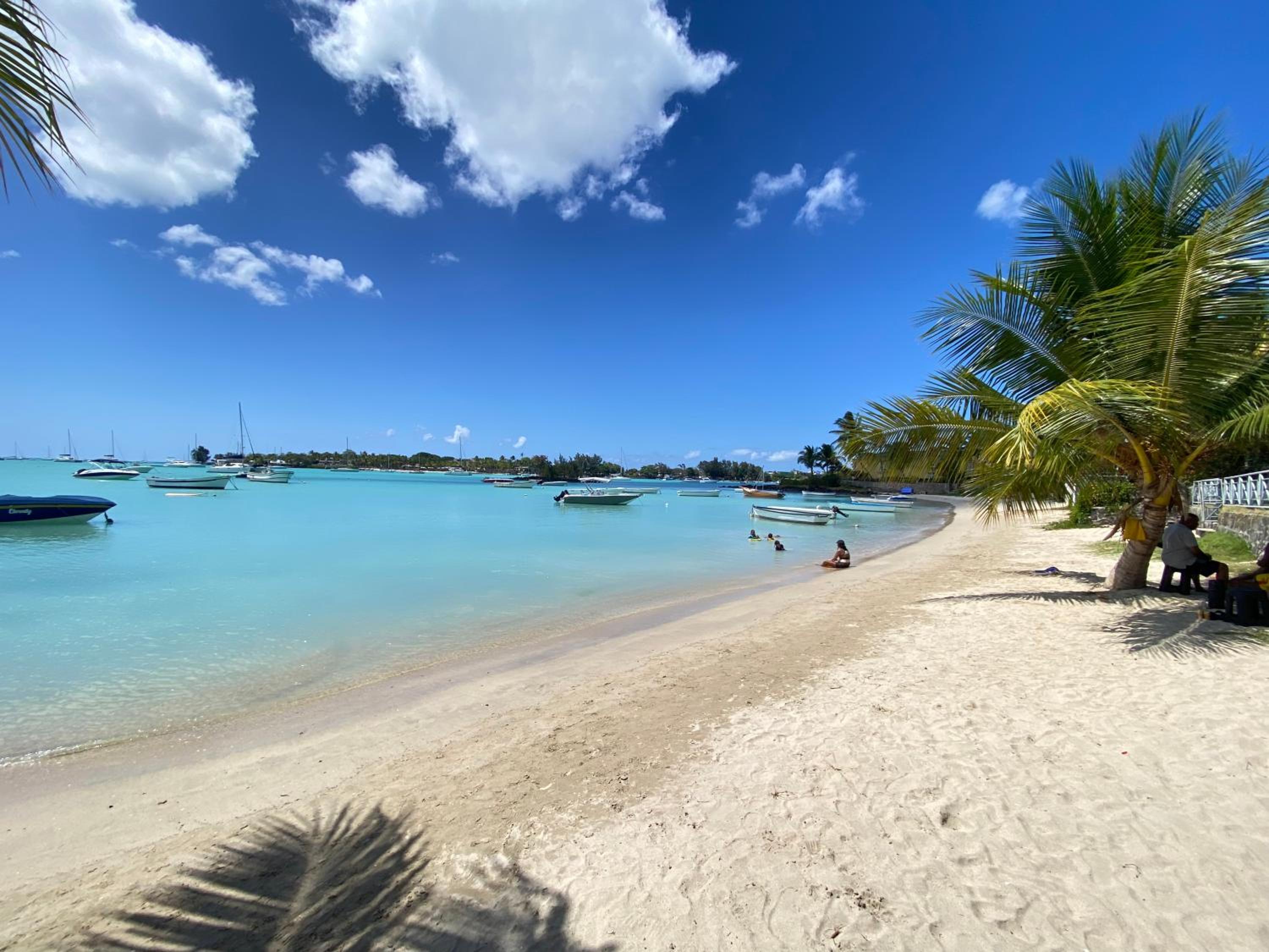 Waterside Complex - Beachfront Villa in Grand Baie