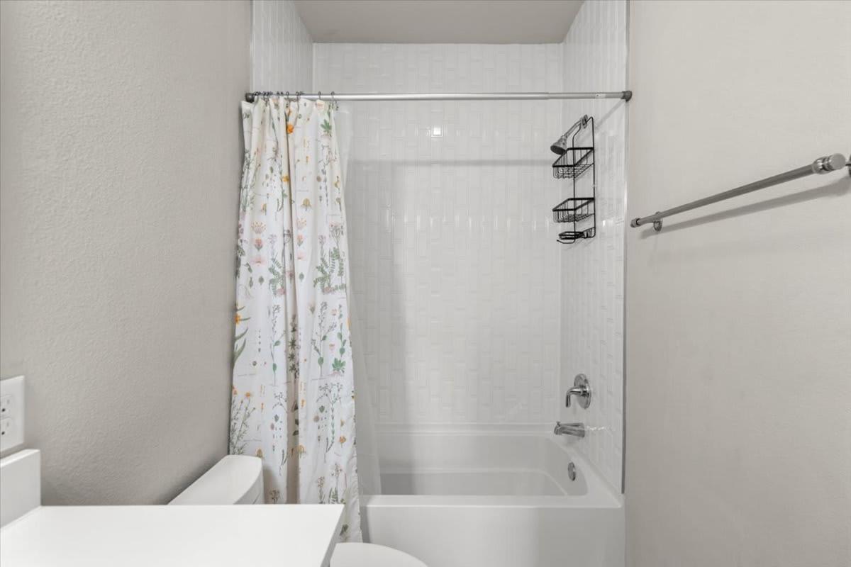Spacious 3BR Getaway w Free Parking Pet Friendly