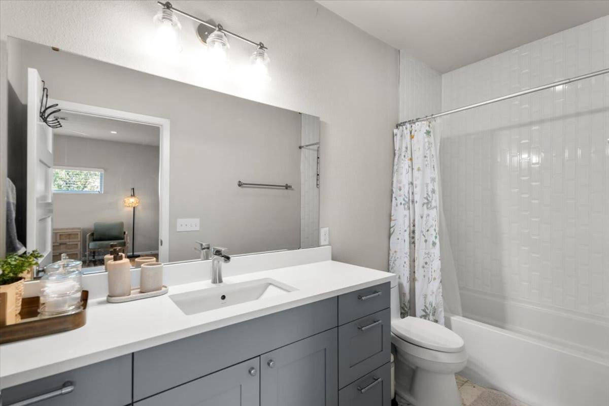 Spacious 3BR Getaway w Free Parking Pet Friendly