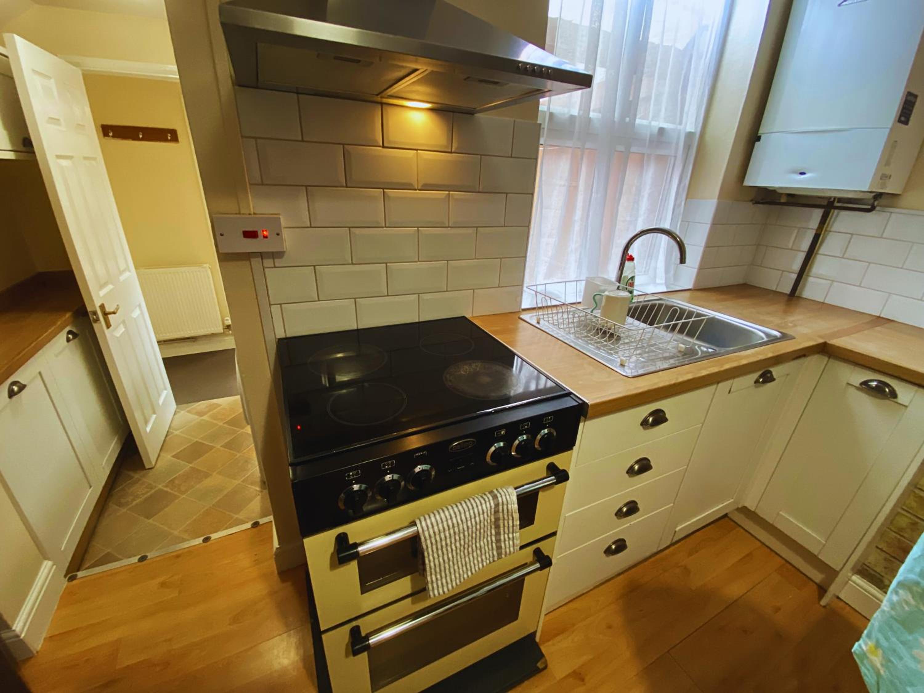 Modern Townhouse - Entire Home, Walk to Station Shops - Perfect for Groups