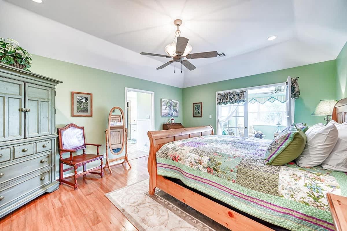 Hill Country Oasis-Deck-BBQ Grill-10 Min to Town!