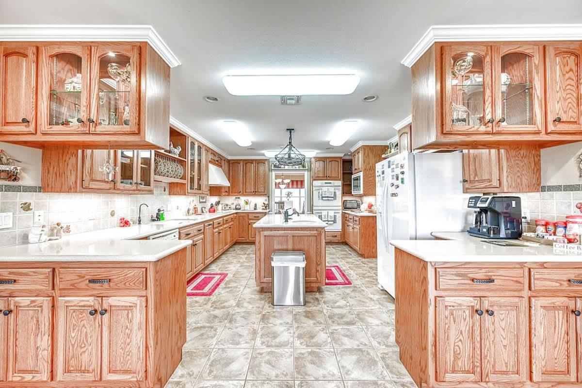 Hill Country Oasis-Deck-BBQ Grill-10 Min to Town!