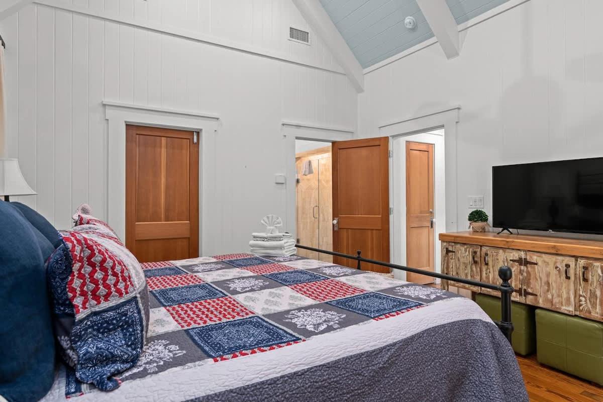 Life is Gruene-Riverfront Luxury-1Mi To GrueneHall