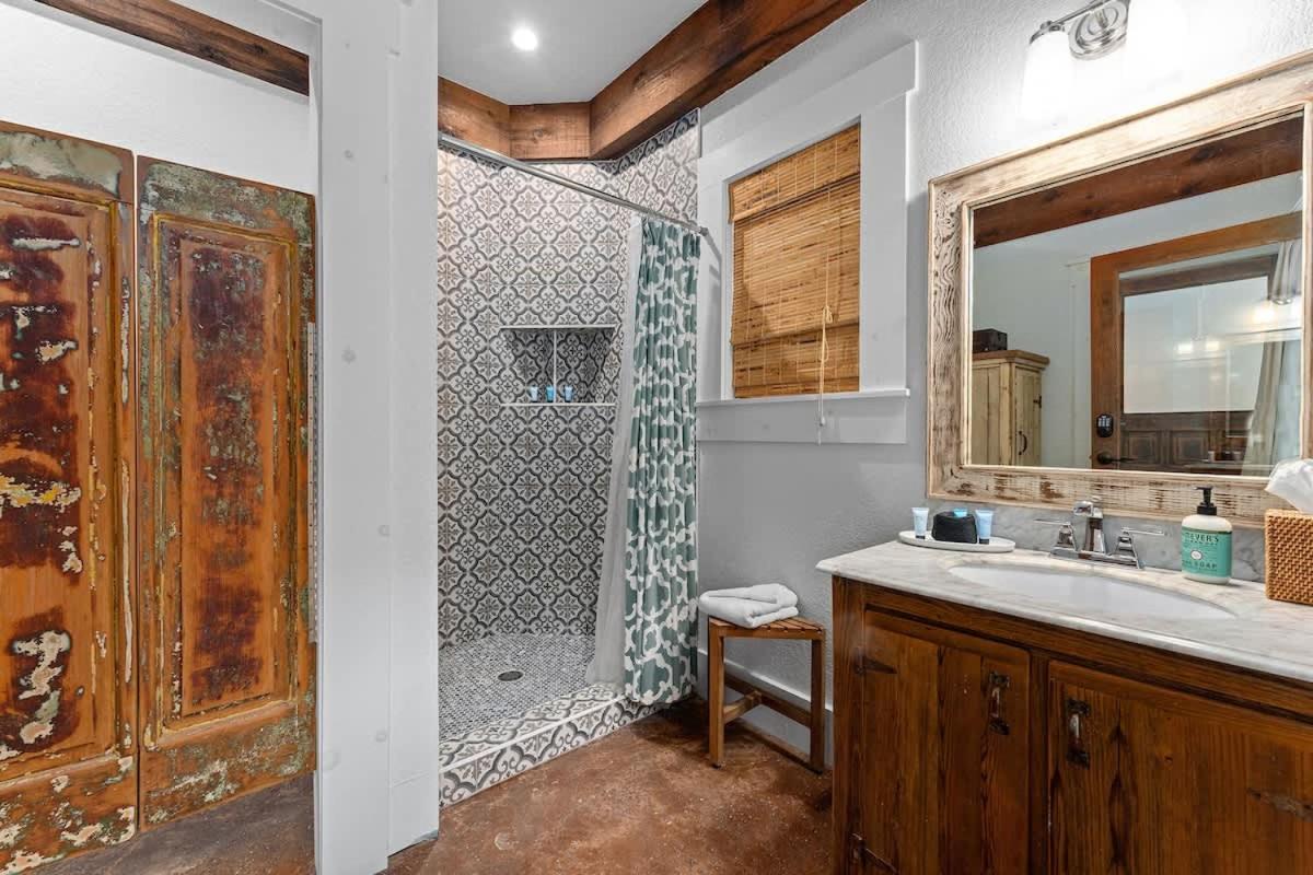 Life is Gruene-Riverfront Luxury-1Mi To GrueneHall