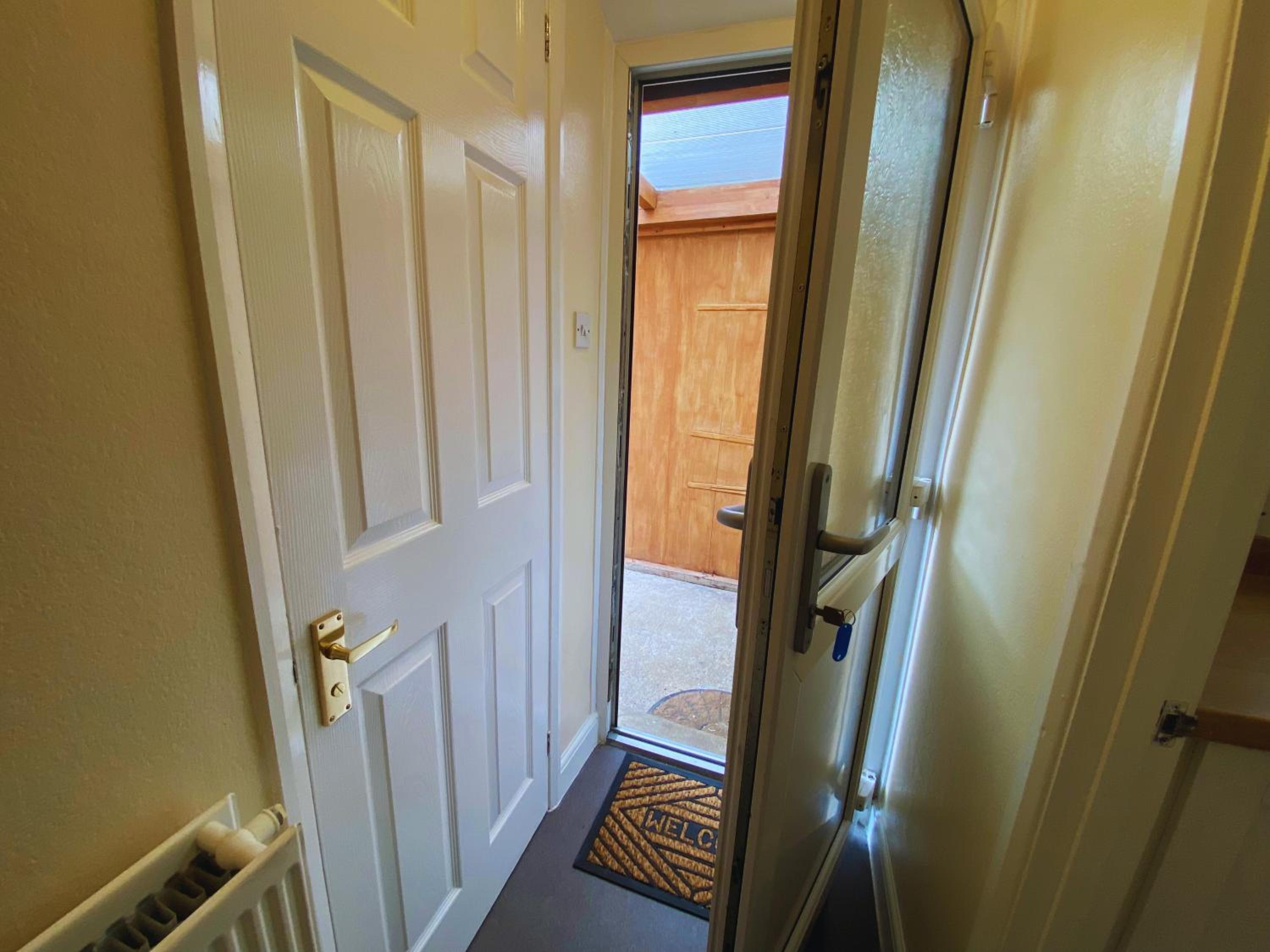 Modern Townhouse - Entire Home, Walk to Station Shops - Perfect for Groups