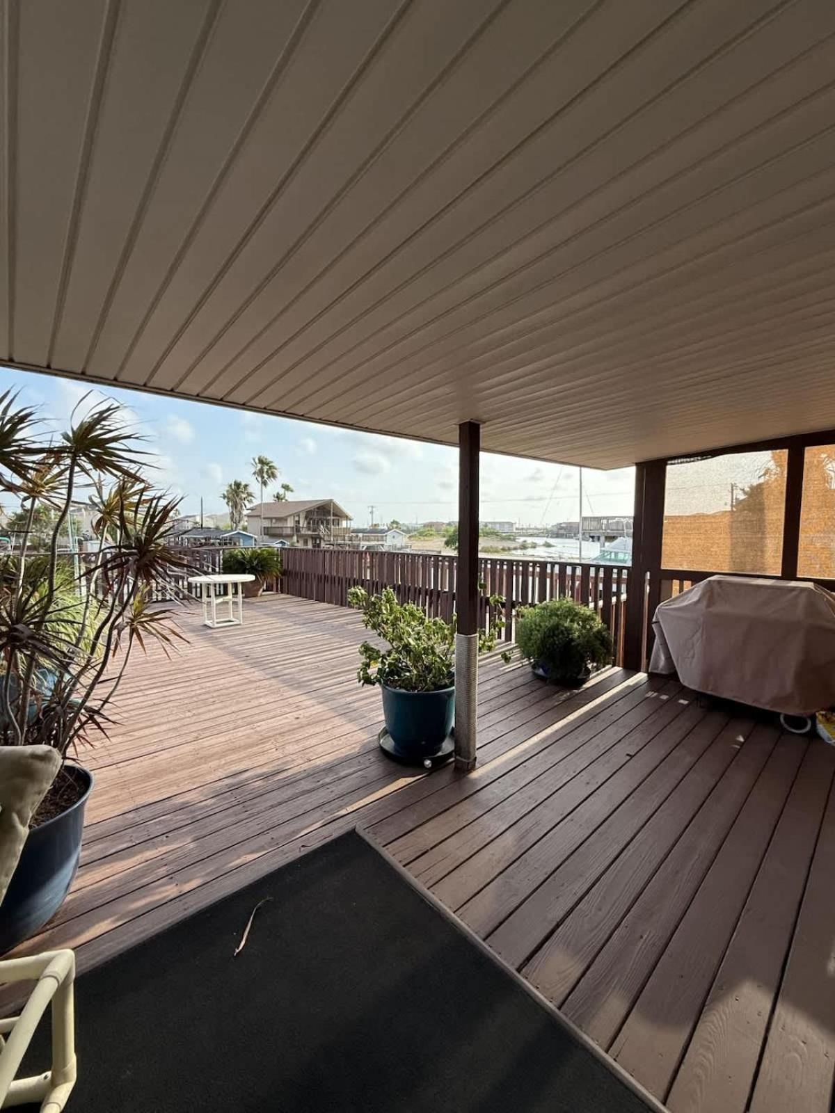 Relaxing Gulf Coast Getaway with a Waterfront Deck