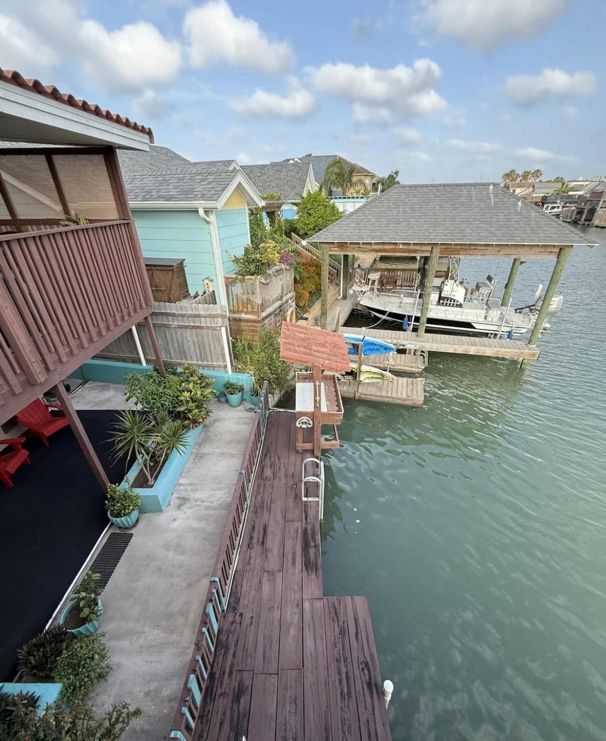 Relaxing Gulf Coast Getaway with a Waterfront Deck