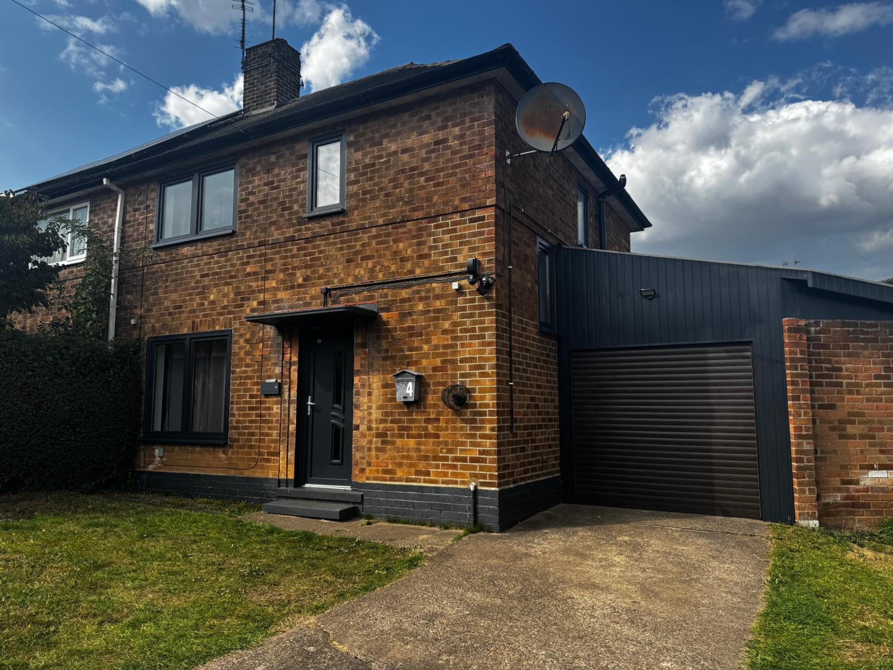Located in the peaceful NG8 Wollaton , Perfect for Business Trips & Family Holidays or working proffesionals-long term deals, M1 Nearby , Free Parking , Pr