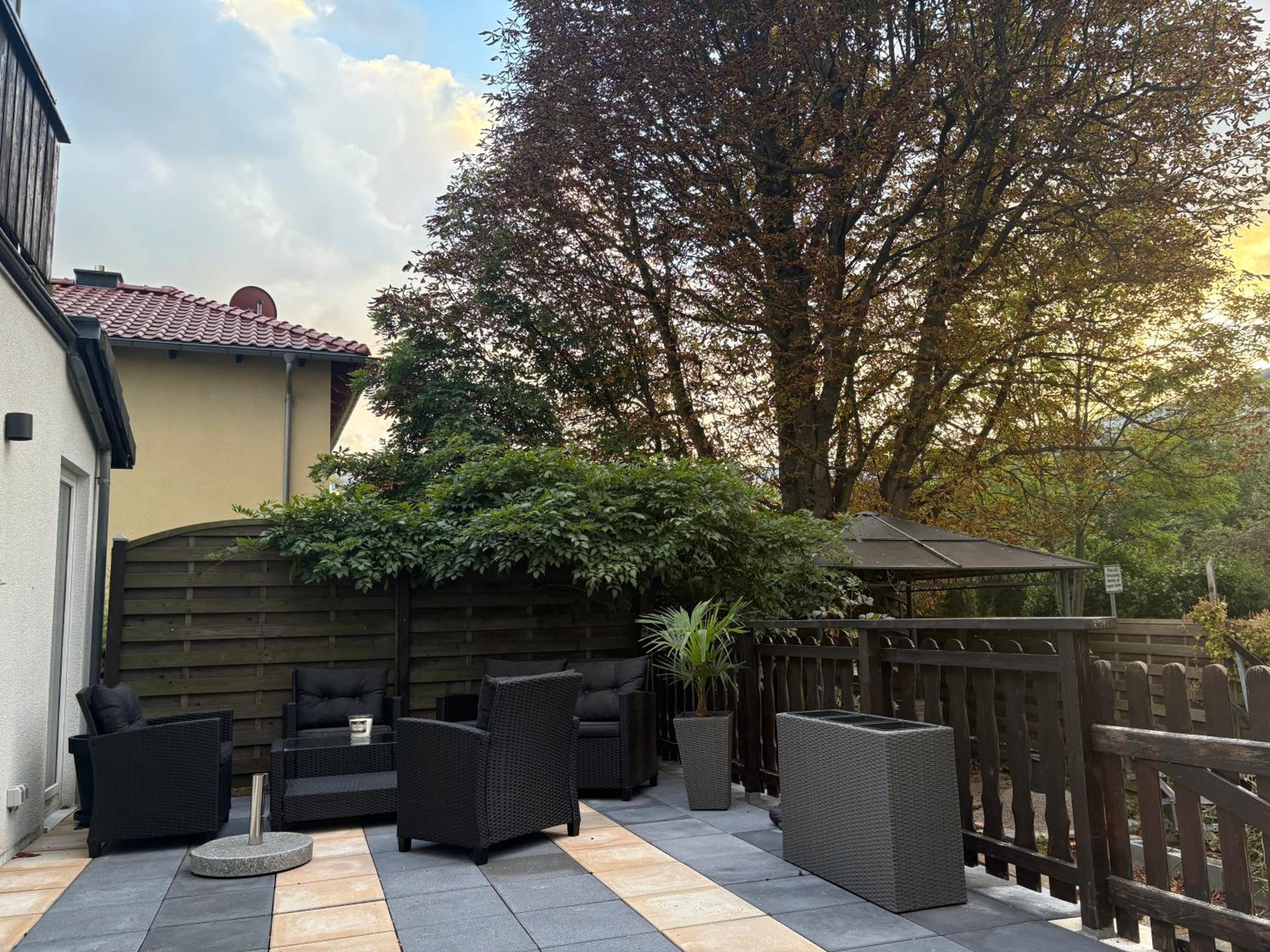 NEU Große und gemütliche Ferienwohnung in Dresden I Kamin I ruhige Sonnenterrasse I Parkplatz kostenfrei